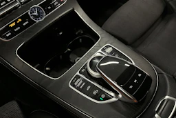 valkoinen Mercedes-Benz E 2019 kuva 31.