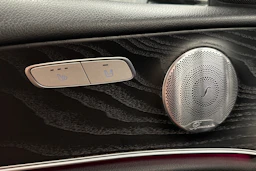 valkoinen Mercedes-Benz E 2019 kuva 32.