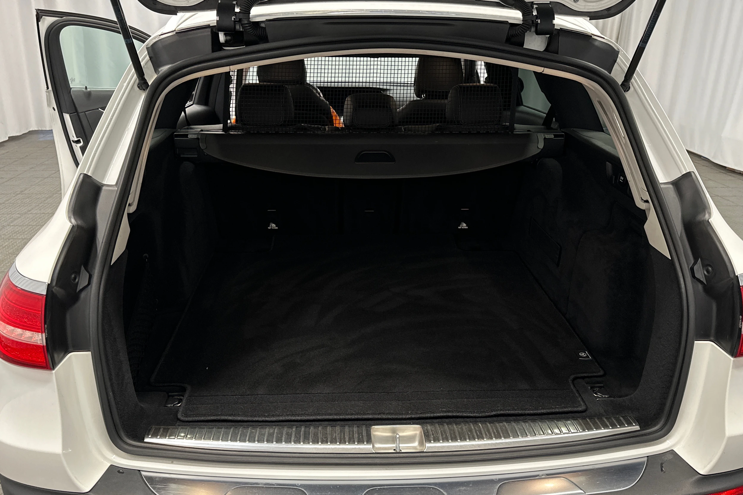 valkoinen Mercedes-Benz E 2019 kuva 34.