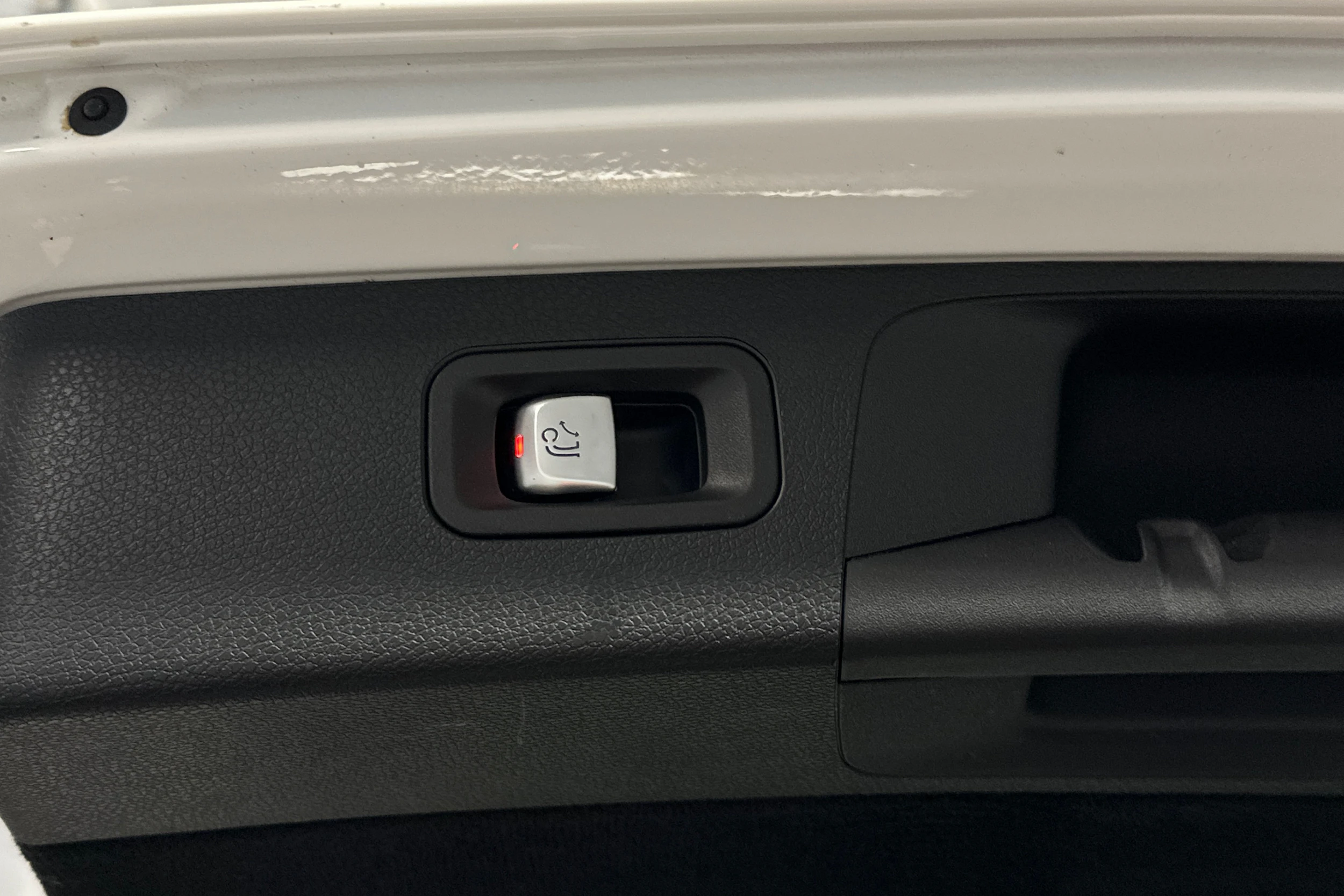 valkoinen Mercedes-Benz E 2019 kuva 36.
