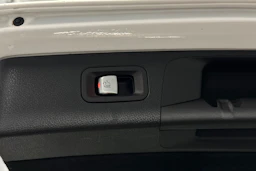 valkoinen Mercedes-Benz E 2019 kuva 36.