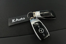 valkoinen Mercedes-Benz E 2019 kuva 38.