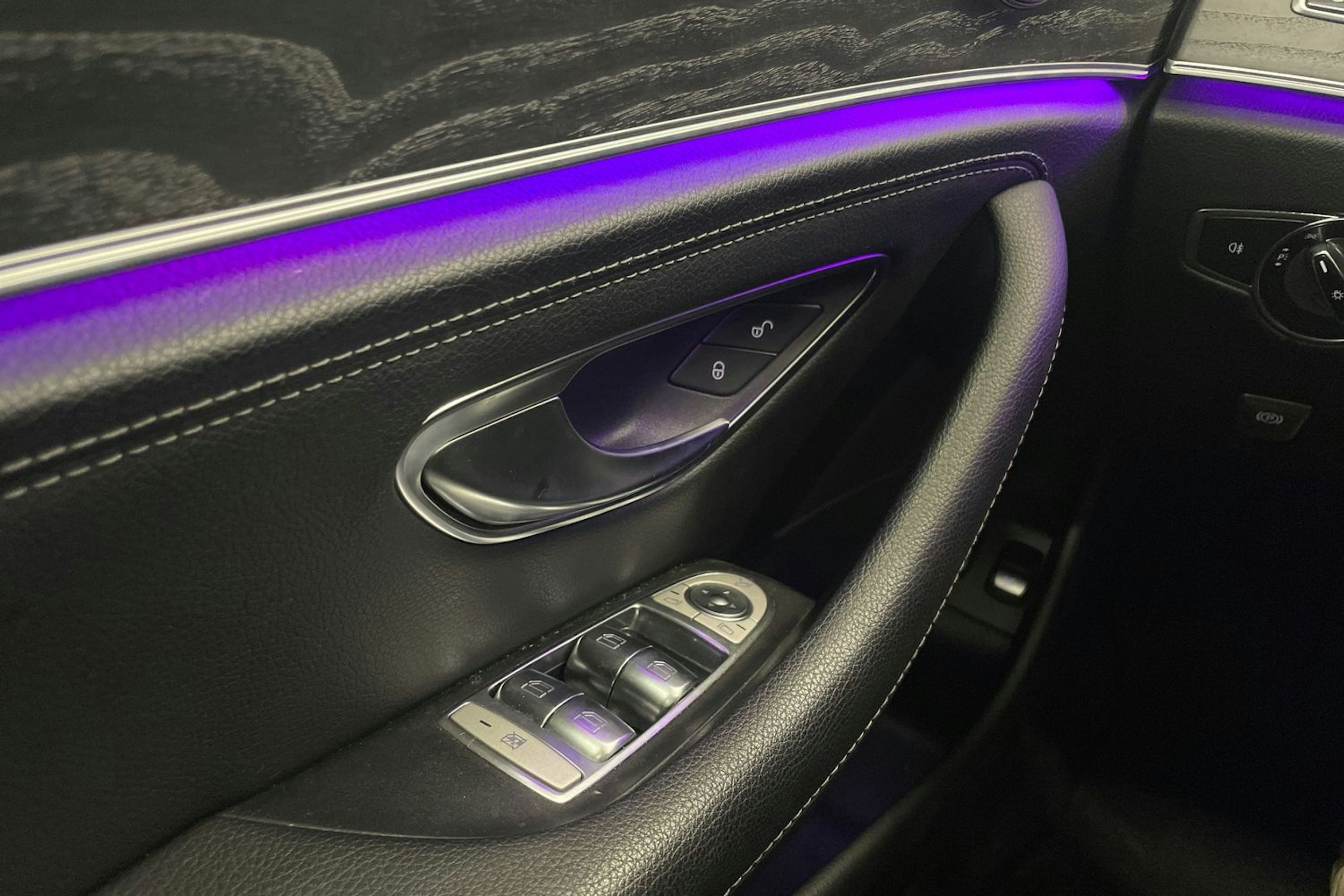 valkoinen Mercedes-Benz E 2019 kuva 28.
