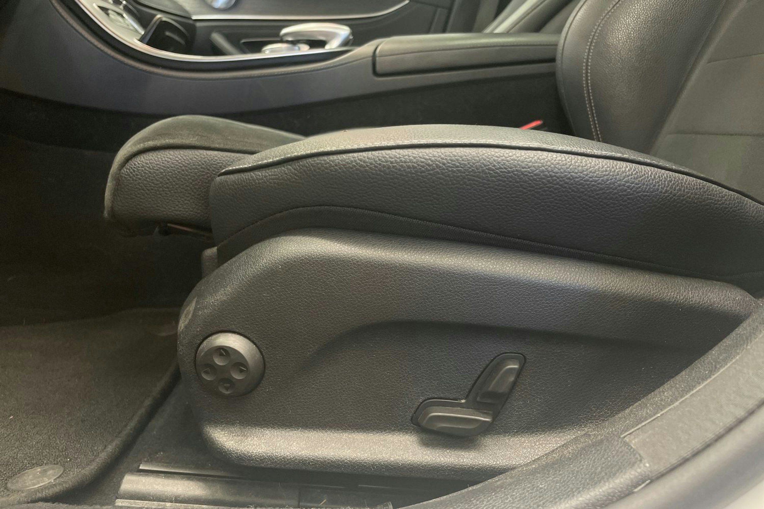 valkoinen Mercedes-Benz E 2019 kuva 29.