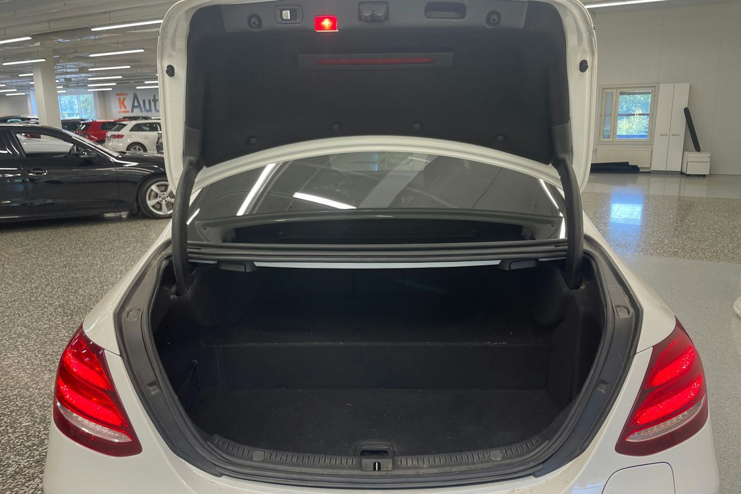 valkoinen Mercedes-Benz E 2019 kuva 30.