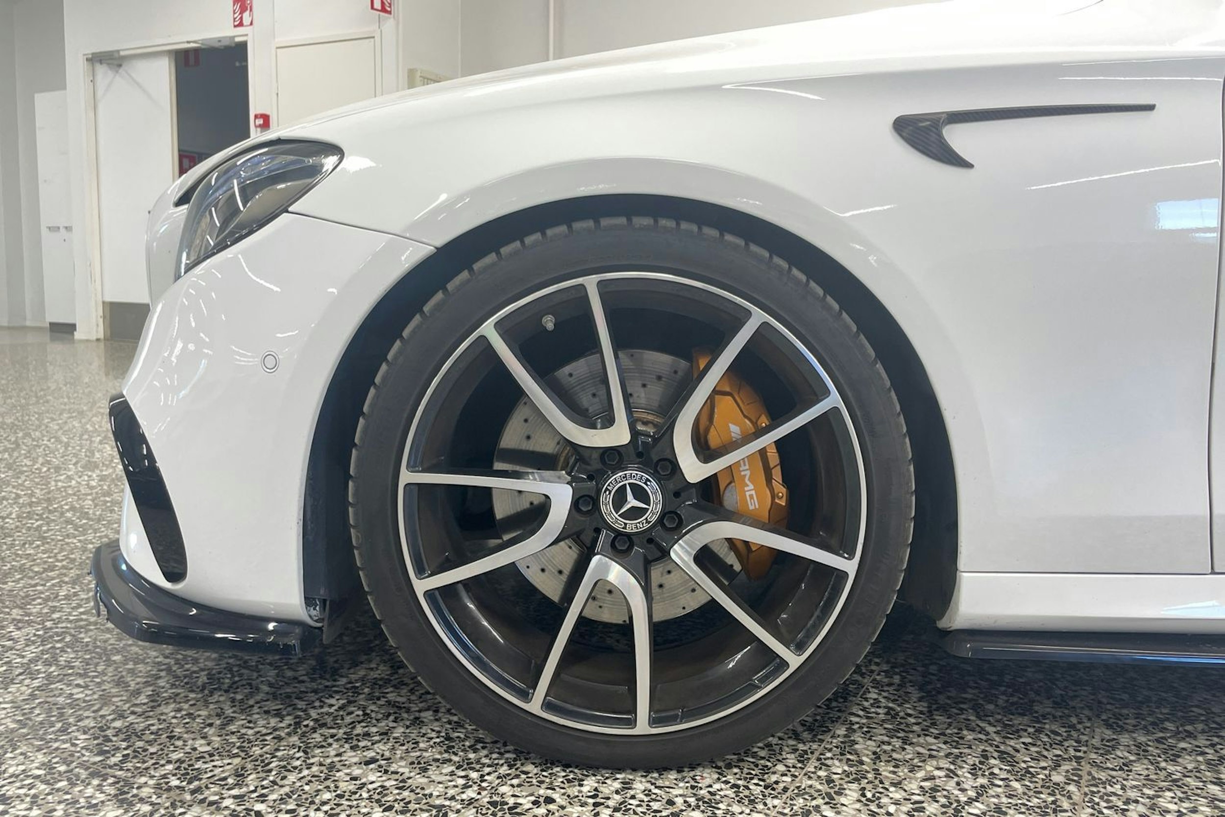 valkoinen Mercedes-Benz E 2019 kuva 32.