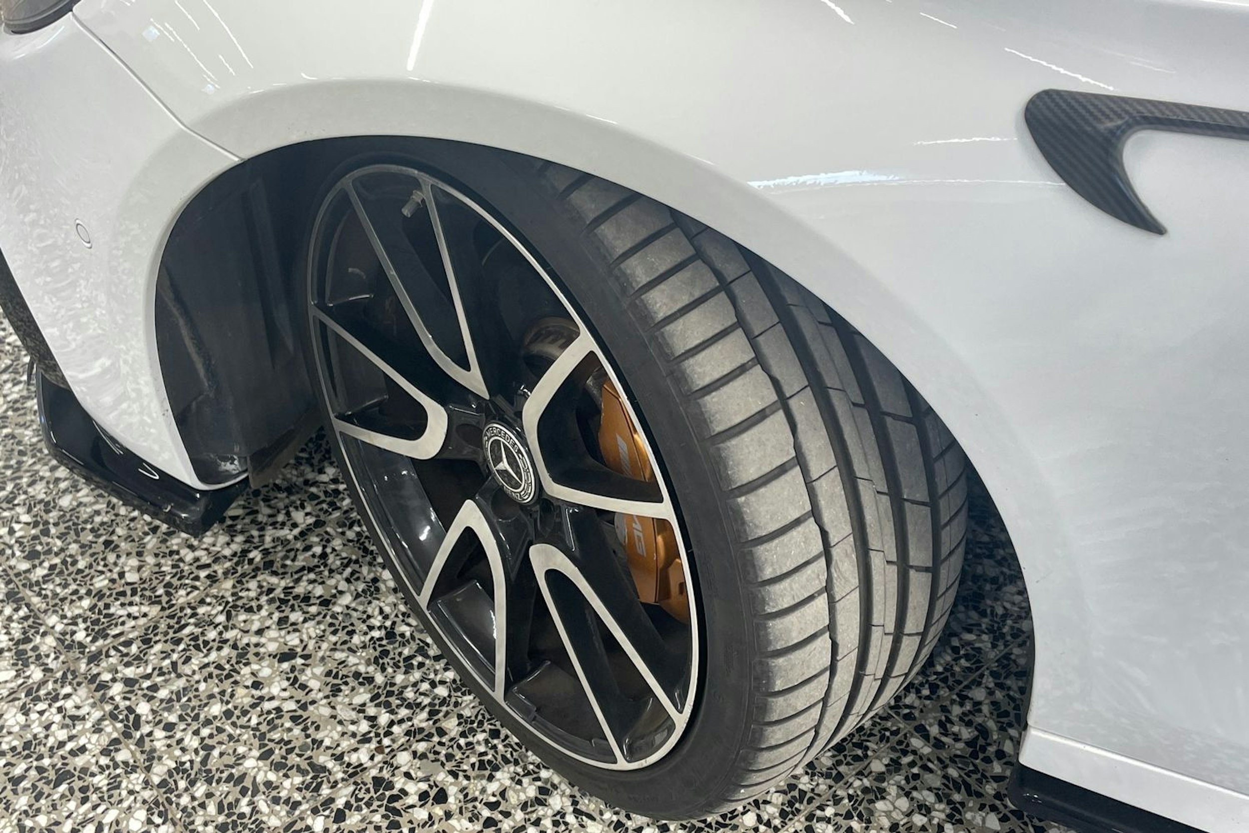 valkoinen Mercedes-Benz E 2019 kuva 33.