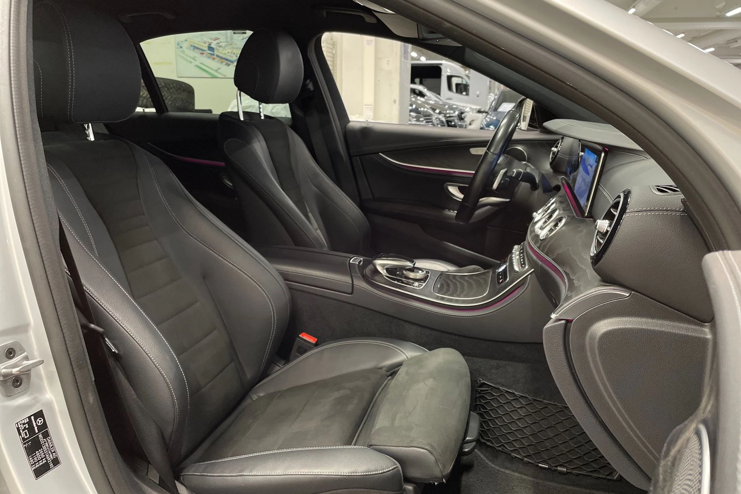 harmaa Mercedes-Benz E 2020 kuva 29.