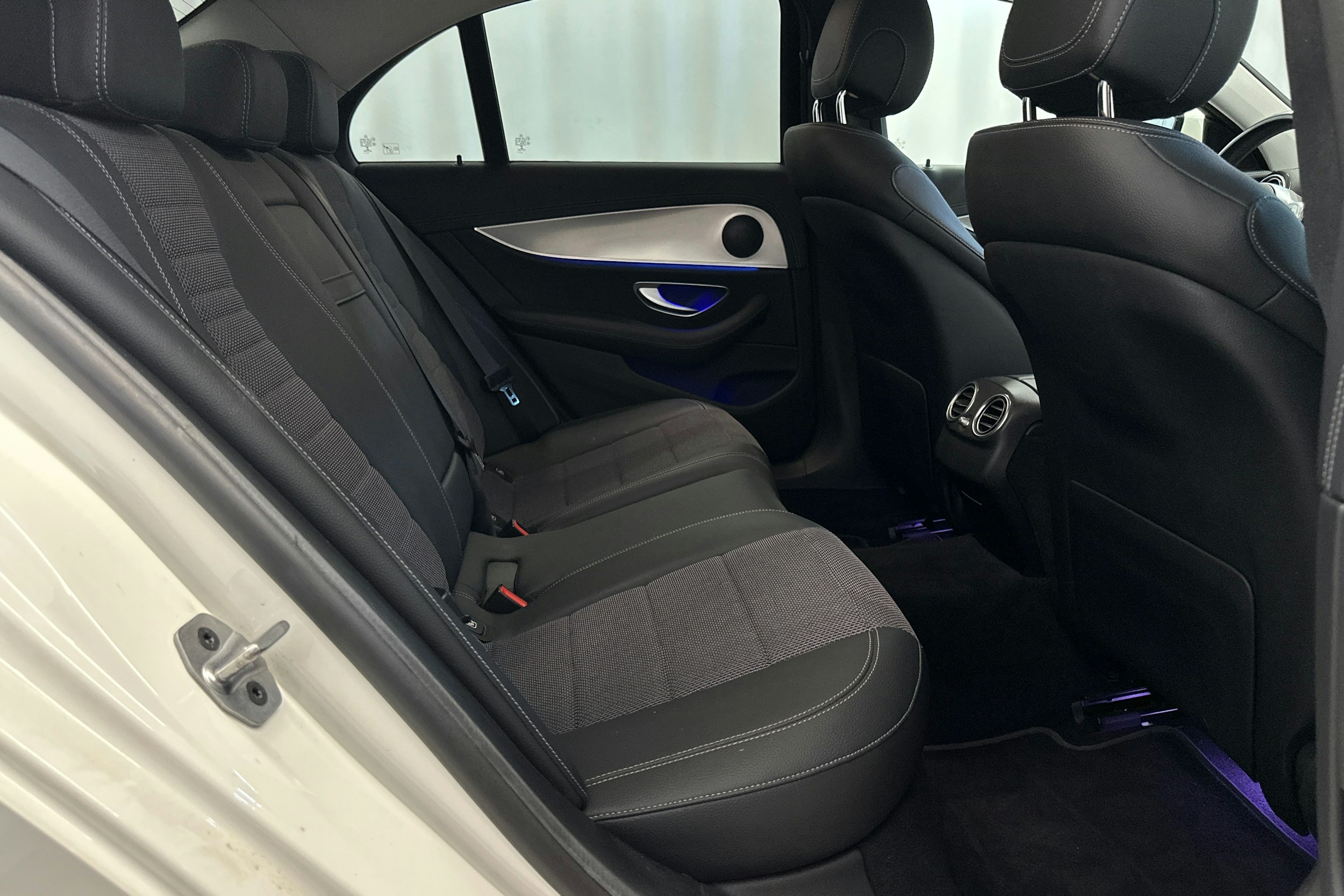 met. valkoinen Mercedes-Benz E 2020 kuva 12.