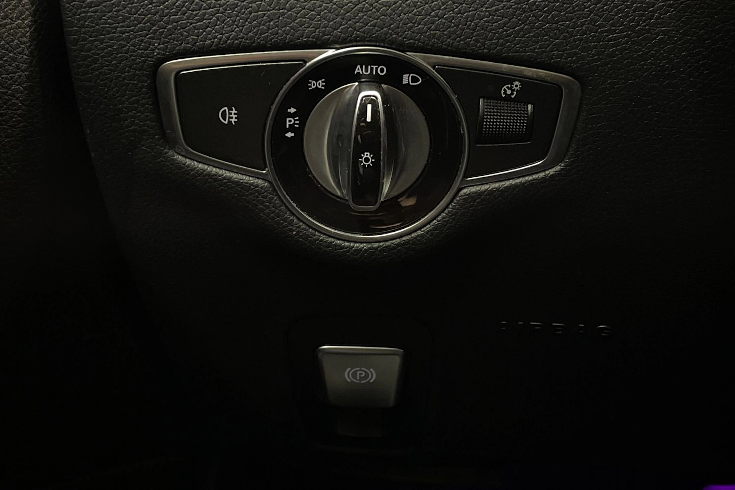 musta Mercedes-Benz E 2020 kuva 22.