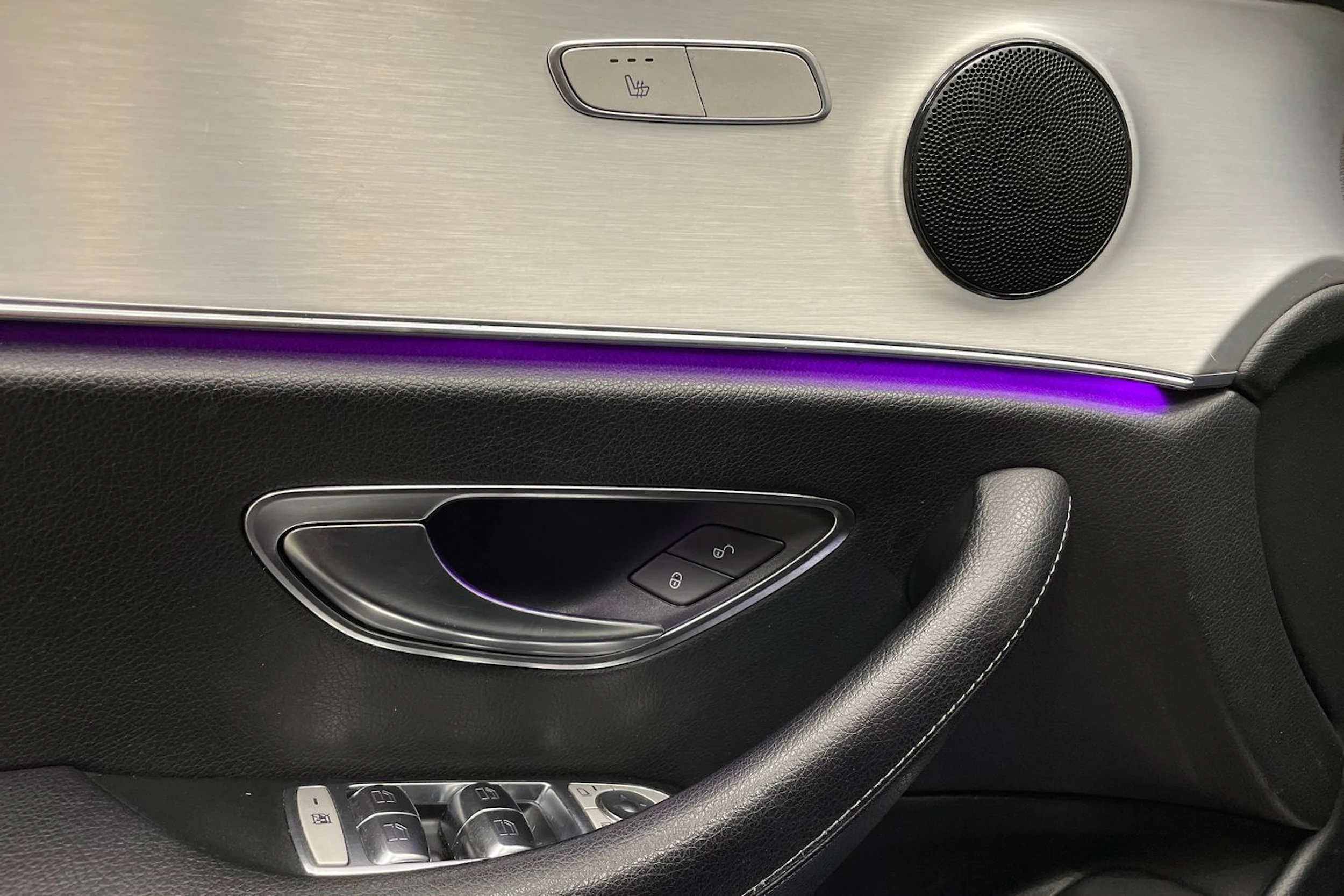 musta Mercedes-Benz E 2020 kuva 26.