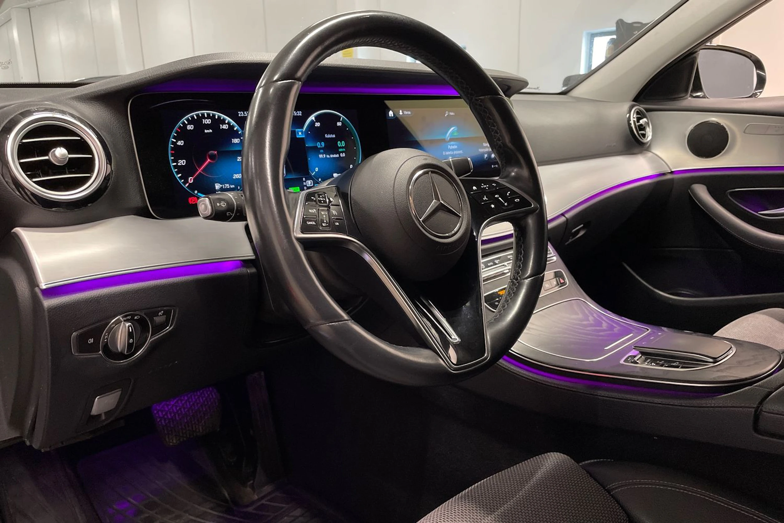 musta Mercedes-Benz E 2020 kuva 28.