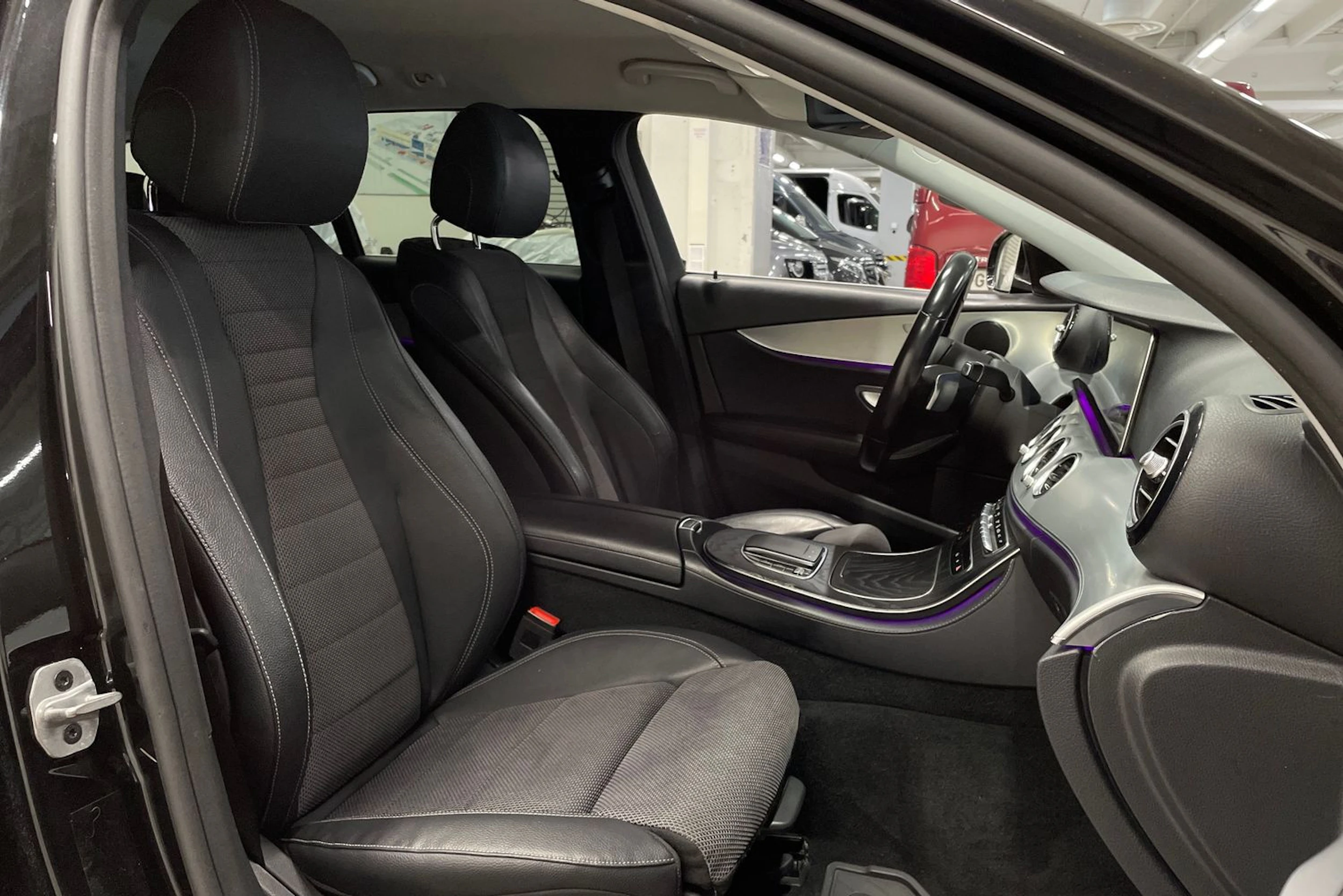 musta Mercedes-Benz E 2020 kuva 29.