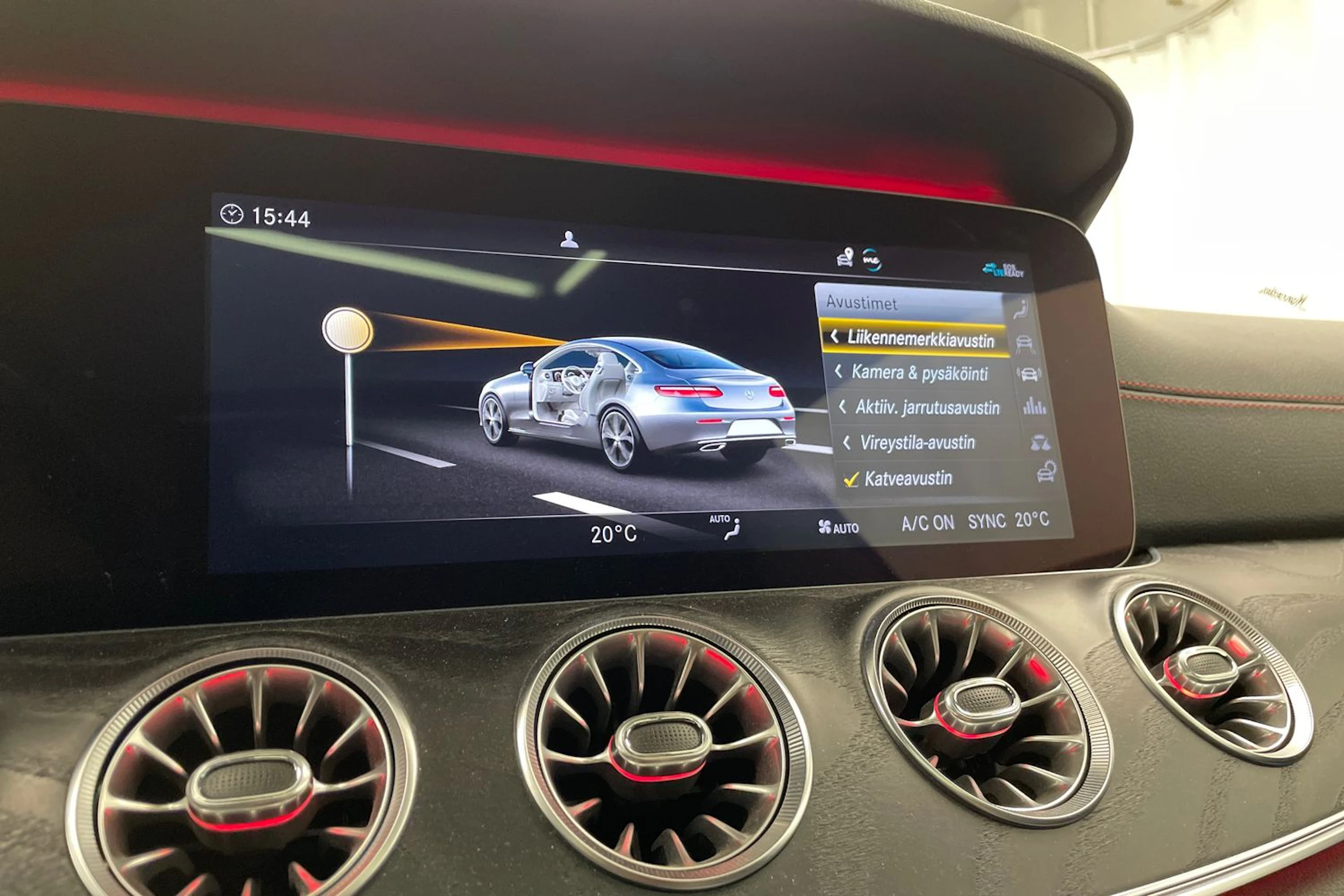 valkoinen Mercedes-Benz E 2020 kuva 23.