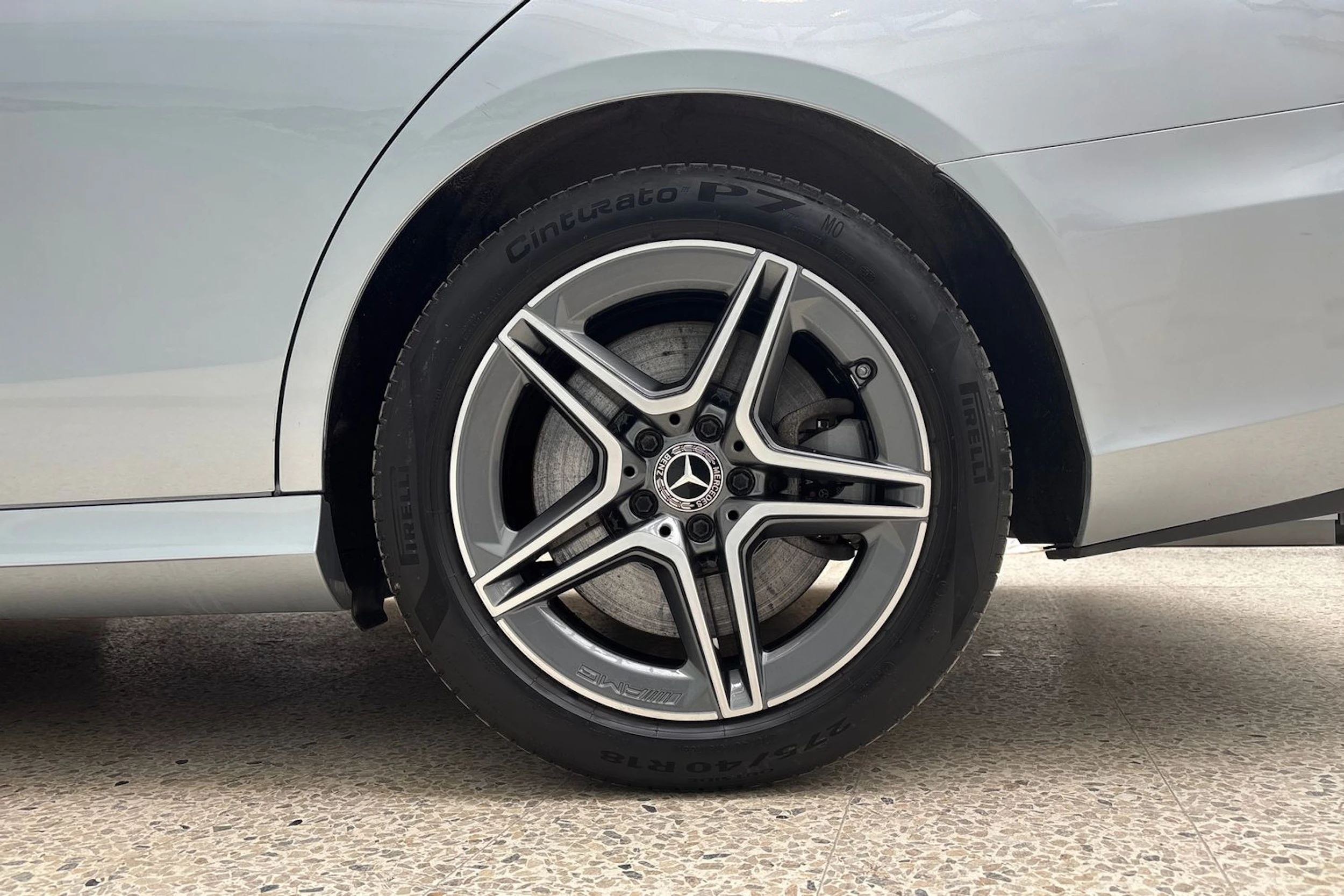 harmaa Mercedes-Benz E 2020 kuva 13.