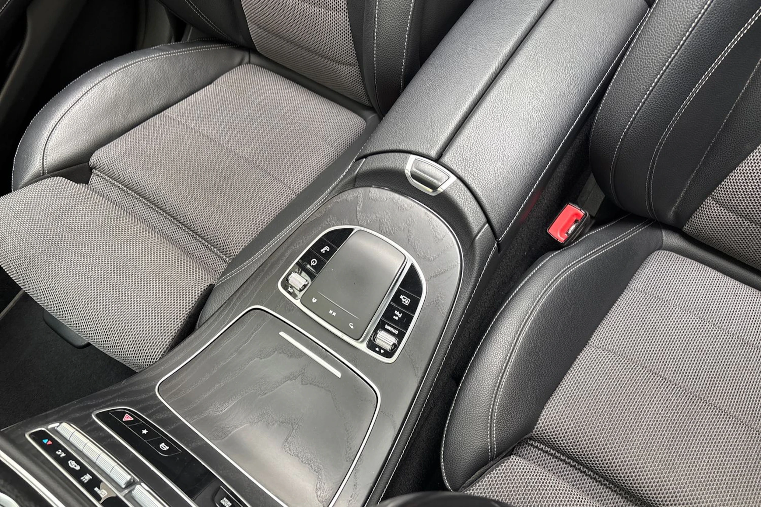 harmaa Mercedes-Benz E 2020 kuva 28.