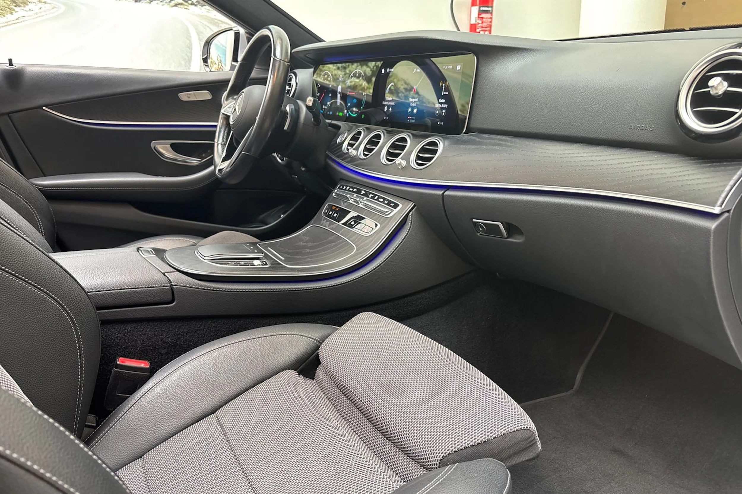 harmaa Mercedes-Benz E 2020 kuva 29.