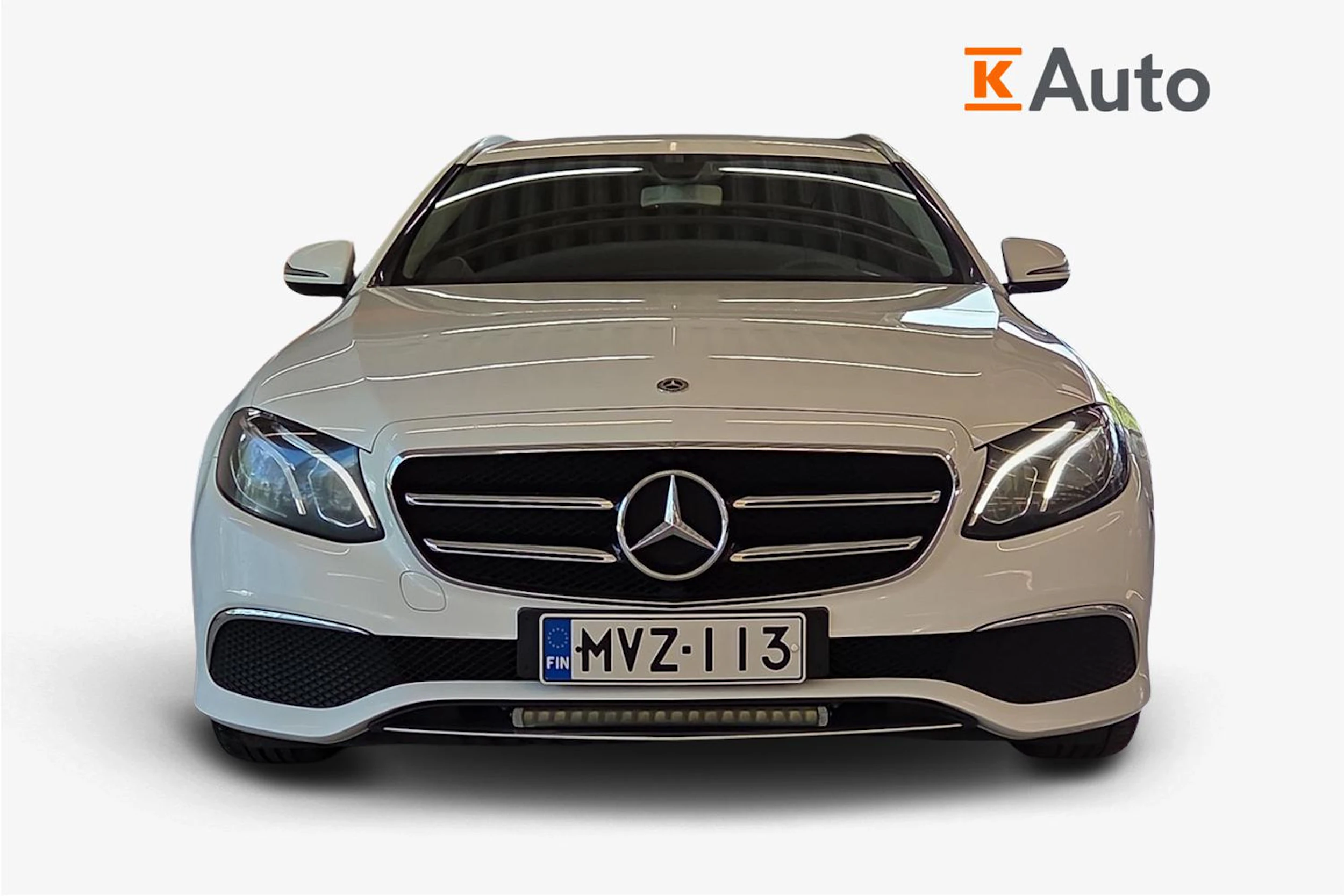 valkoinen Mercedes-Benz E 2020 kuva 4.