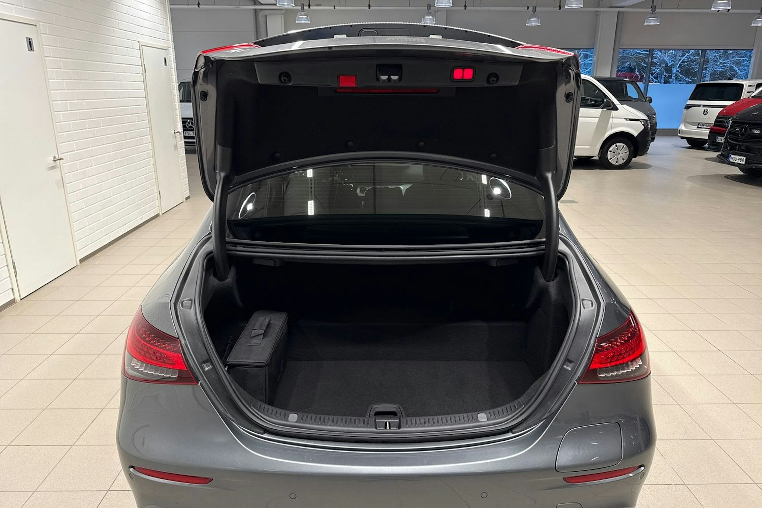 harmaa Mercedes-Benz E 2021 kuva 28.