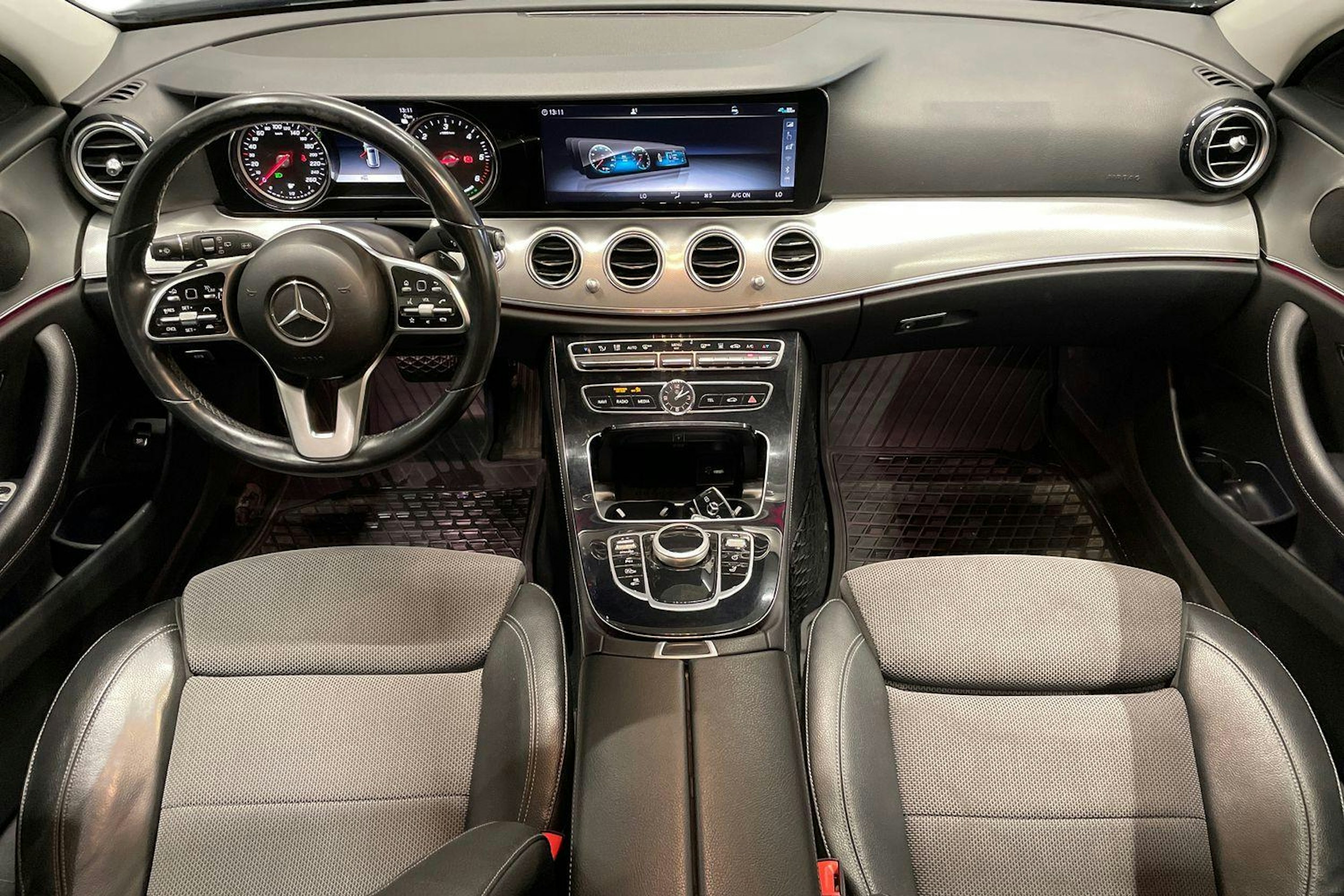 sininen Mercedes-Benz E 2020 kuva 9.