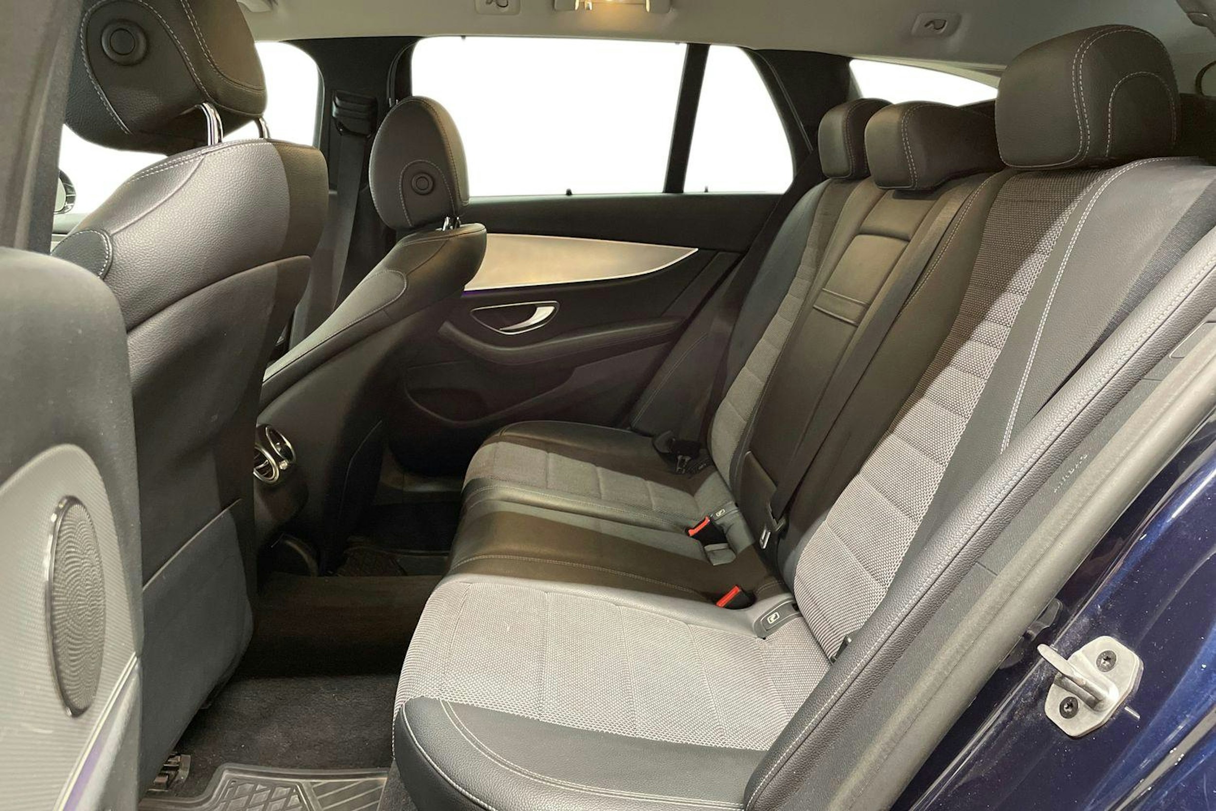 sininen Mercedes-Benz E 2020 kuva 10.