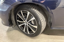 sininen Mercedes-Benz E 2020 kuva 13.