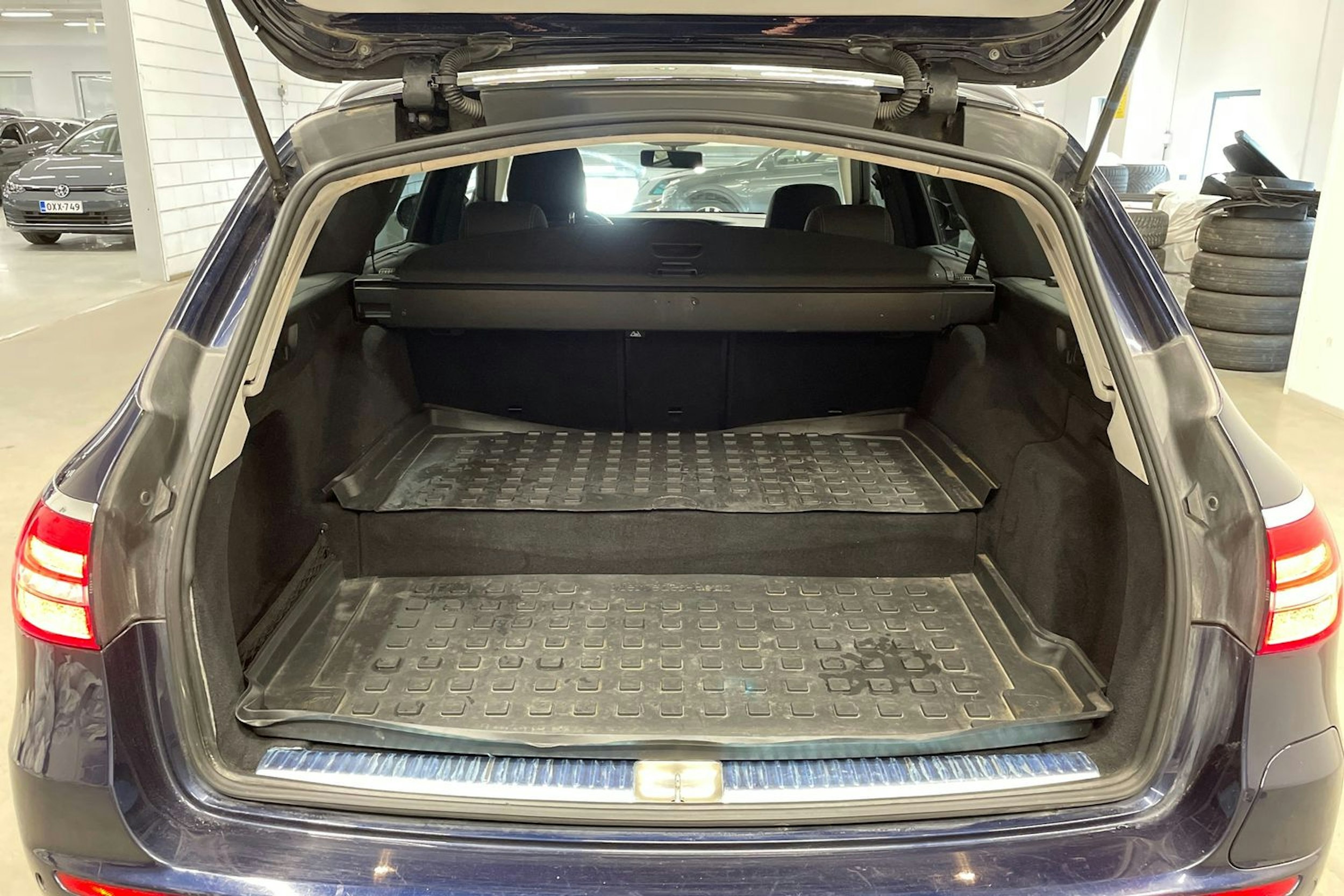 sininen Mercedes-Benz E 2020 kuva 14.