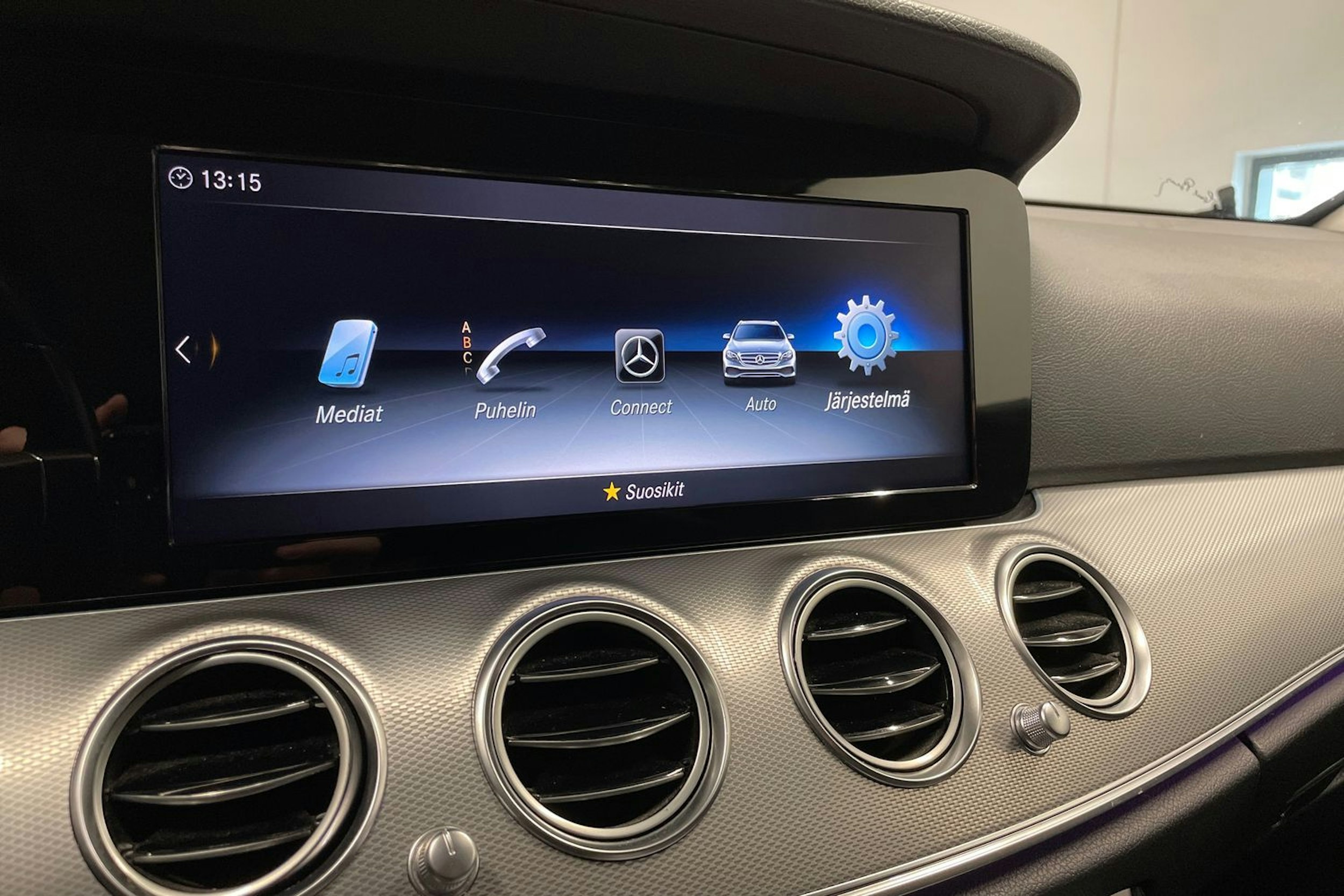 sininen Mercedes-Benz E 2020 kuva 18.