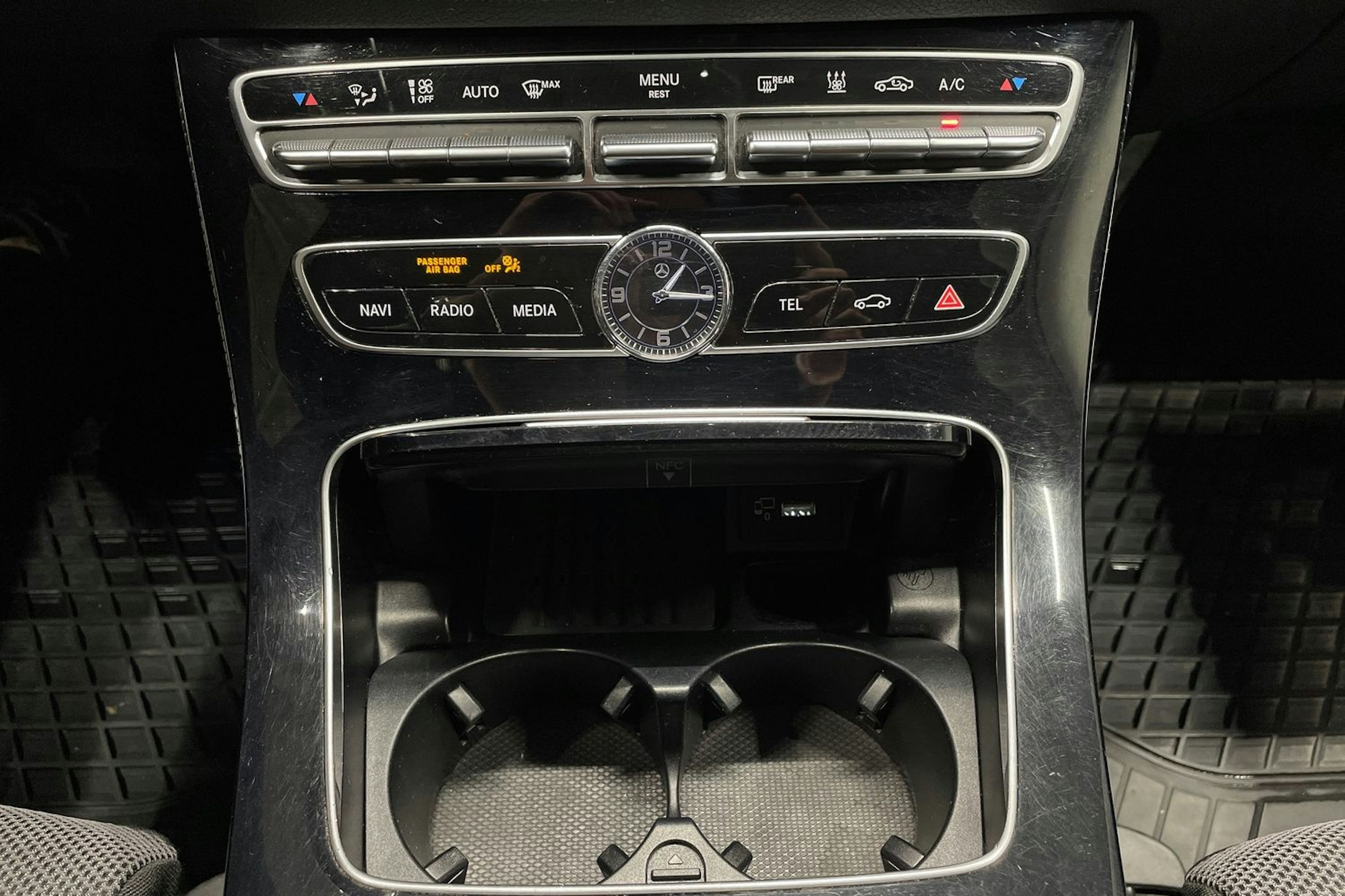 sininen Mercedes-Benz E 2020 kuva 22.