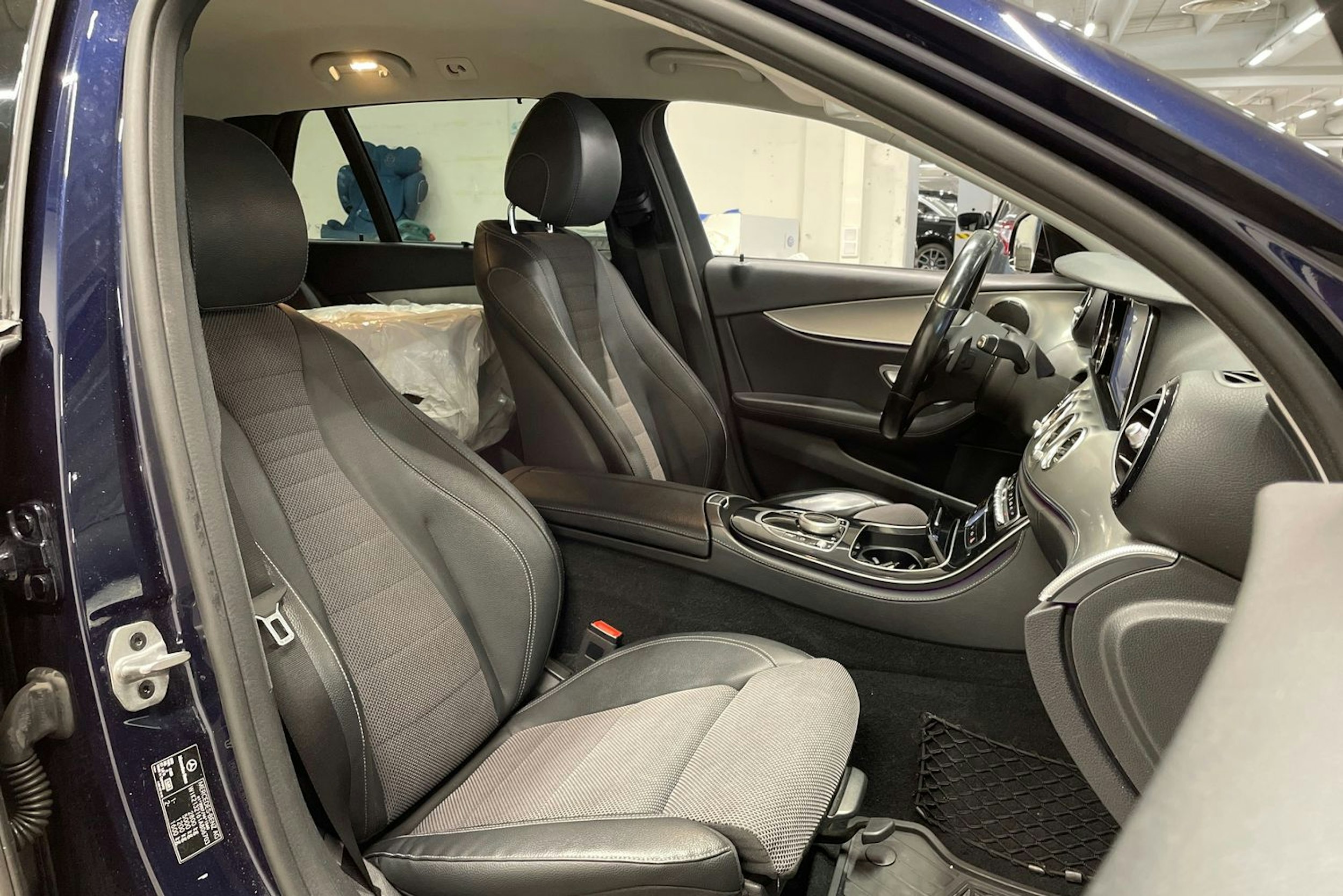 sininen Mercedes-Benz E 2020 kuva 30.