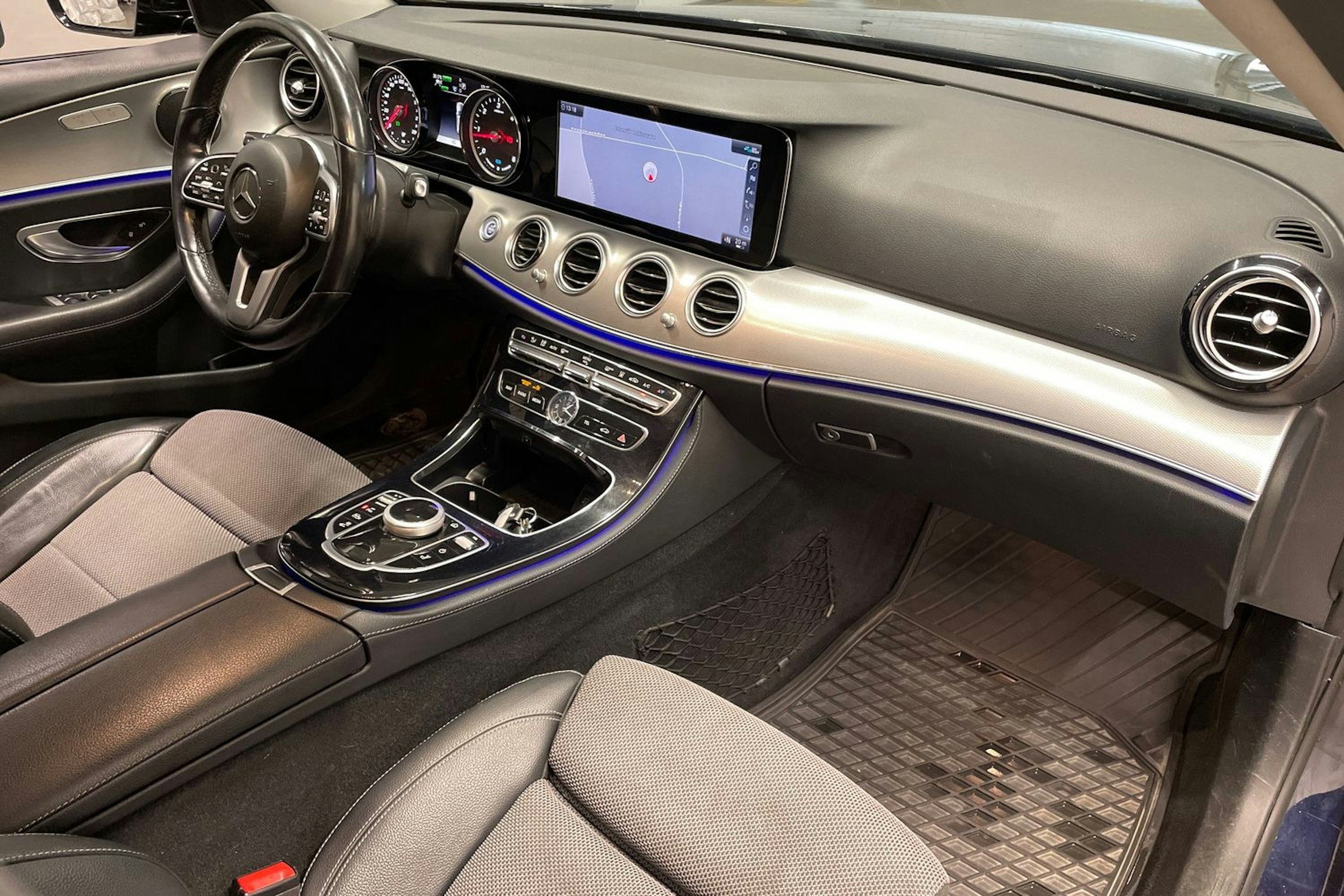 sininen Mercedes-Benz E 2020 kuva 31.