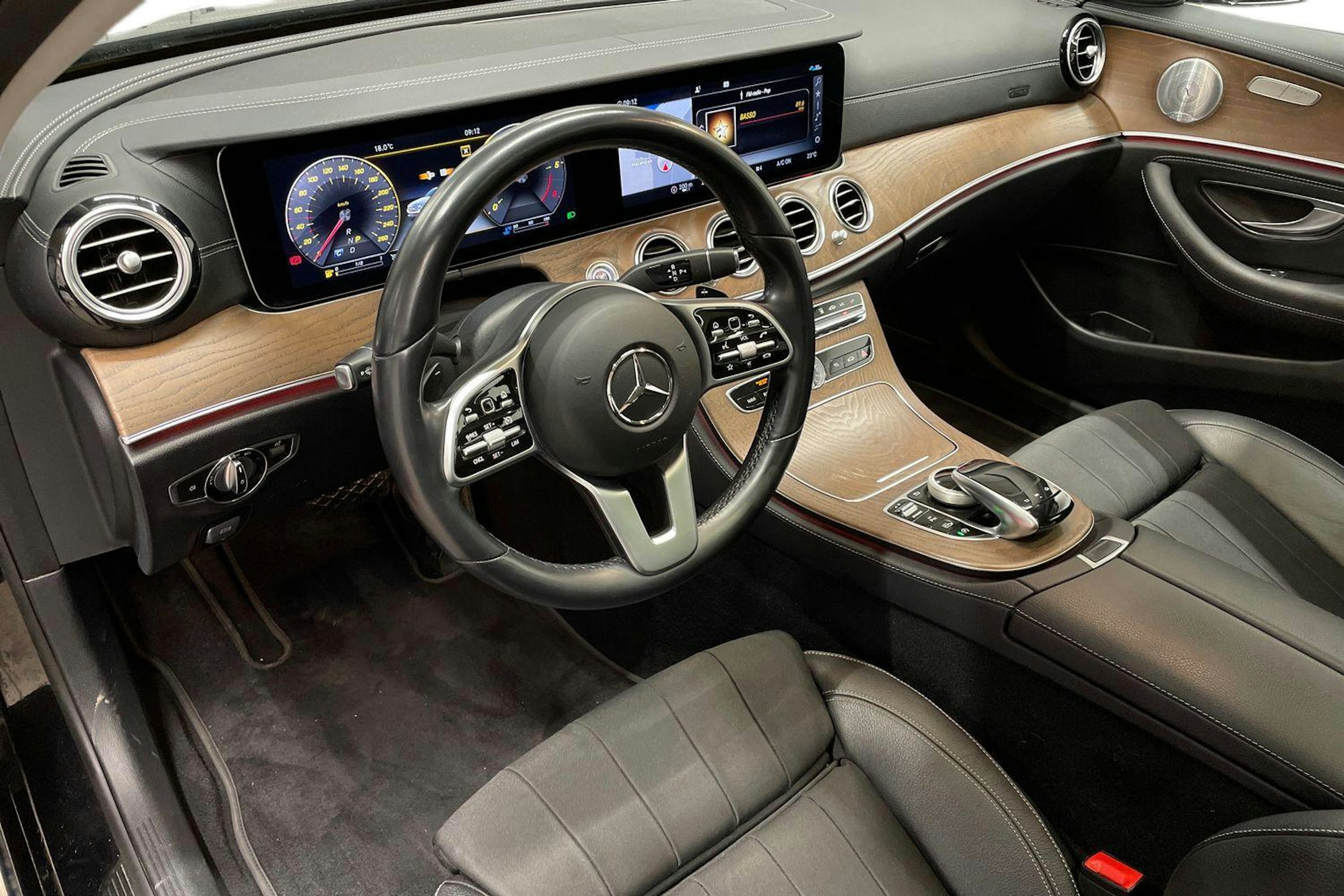 Musta Mercedes-Benz E 2020 kuva 7.