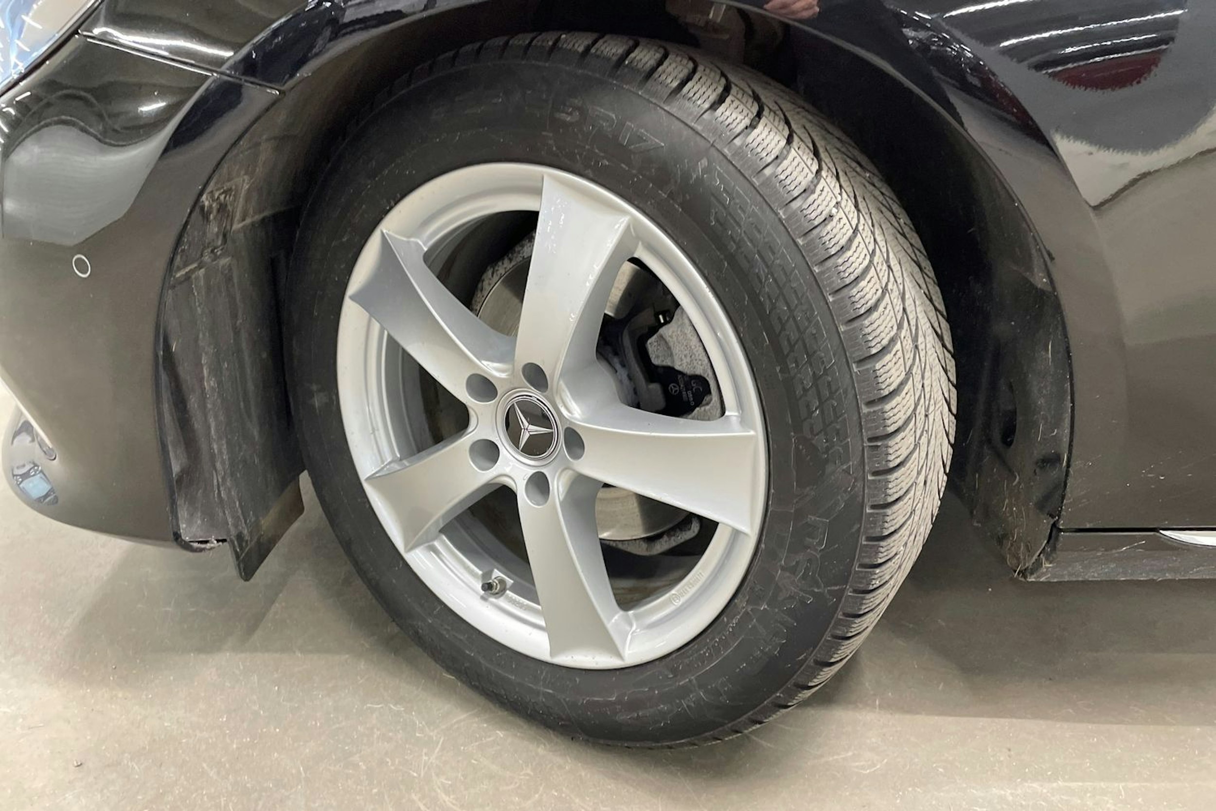 Musta Mercedes-Benz E 2020 kuva 13.