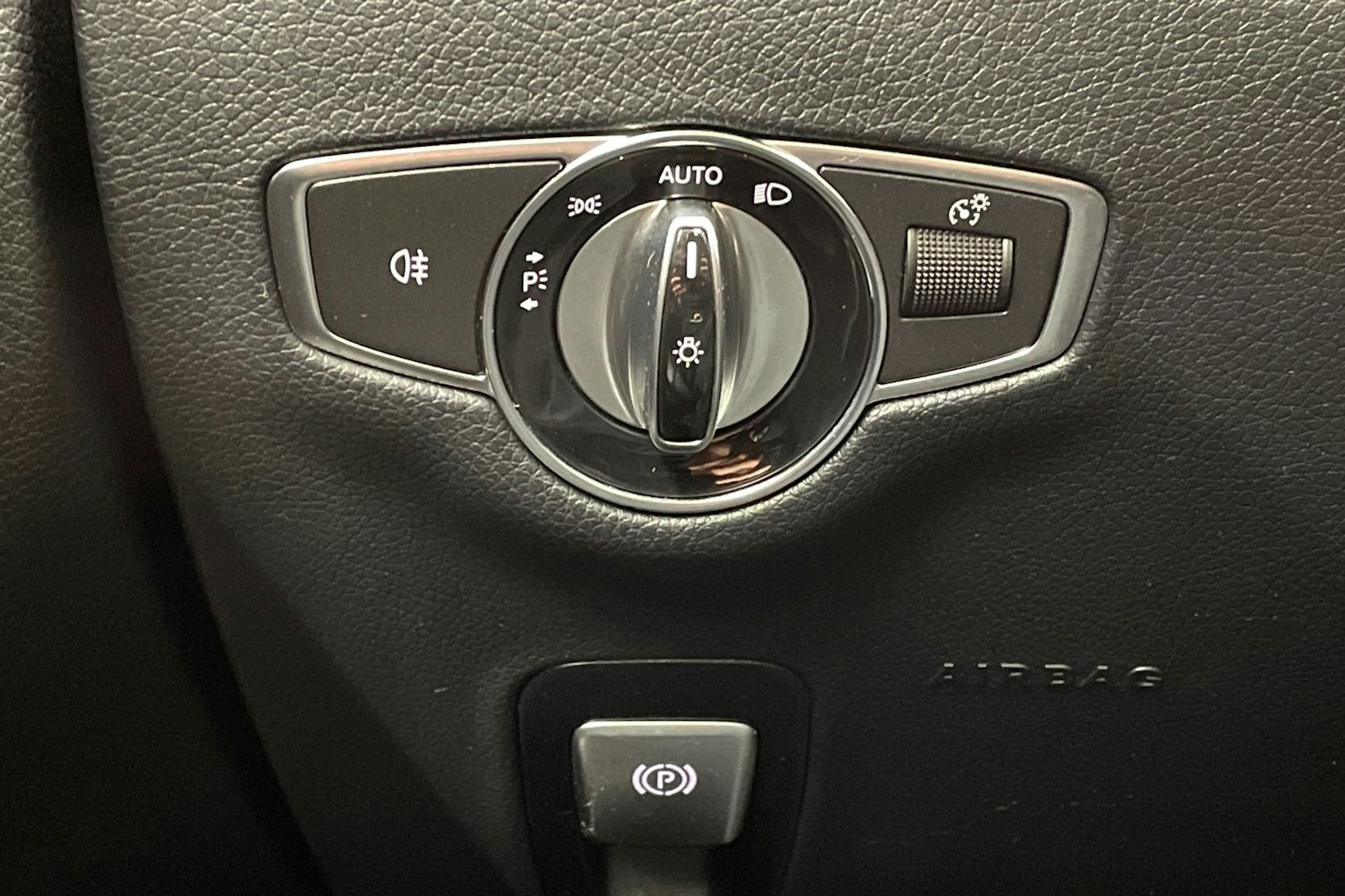 Musta Mercedes-Benz E 2020 kuva 23.