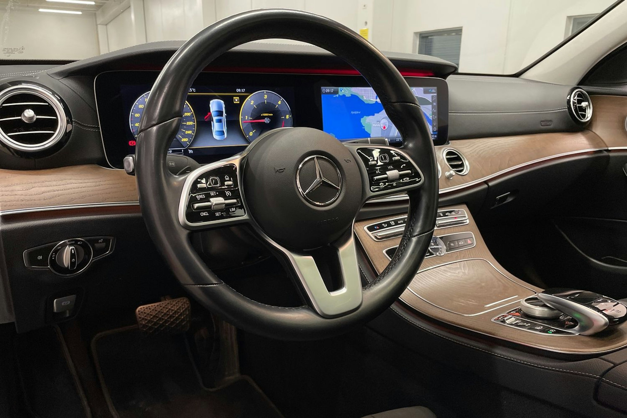 Musta Mercedes-Benz E 2020 kuva 31.