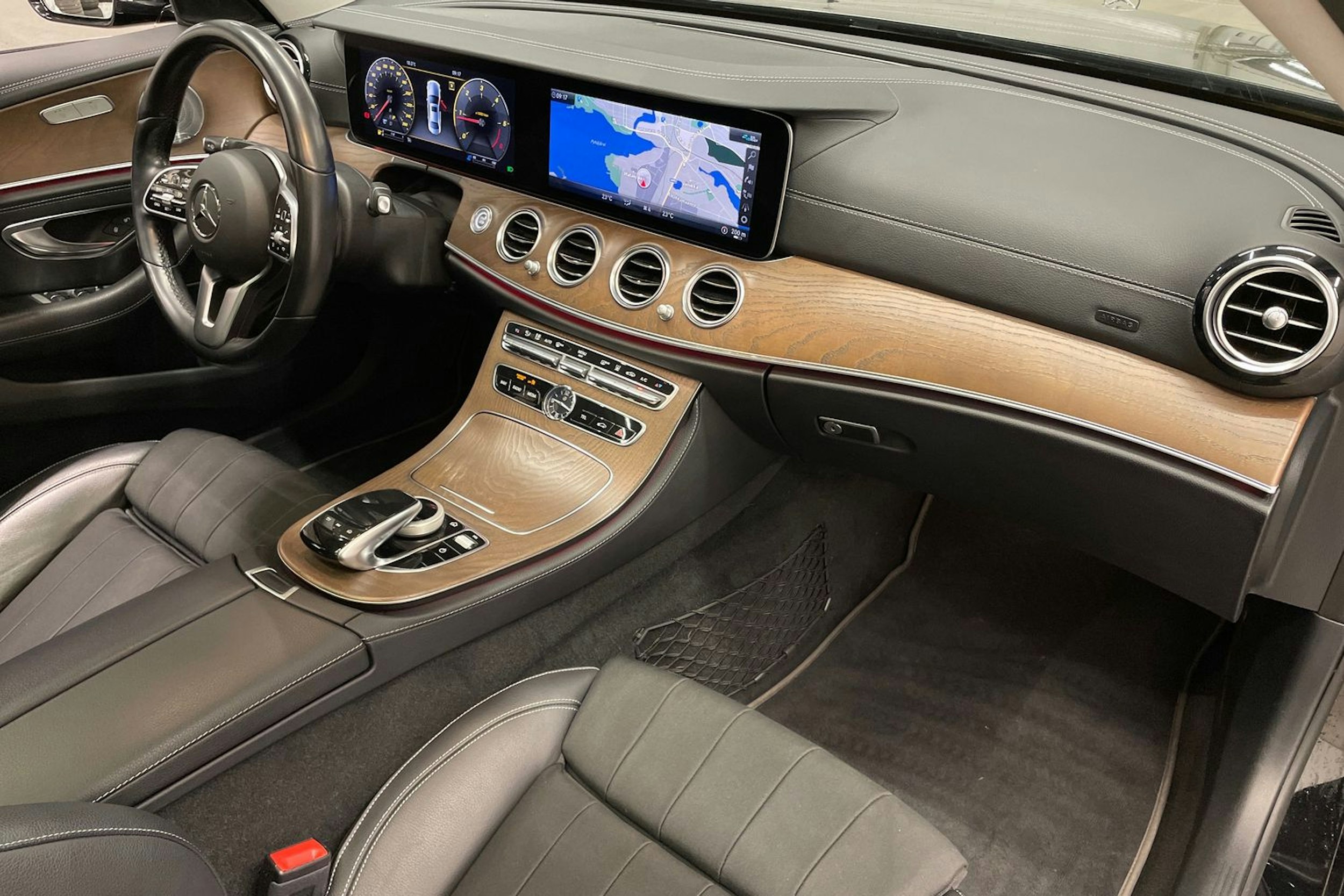 Musta Mercedes-Benz E 2020 kuva 33.