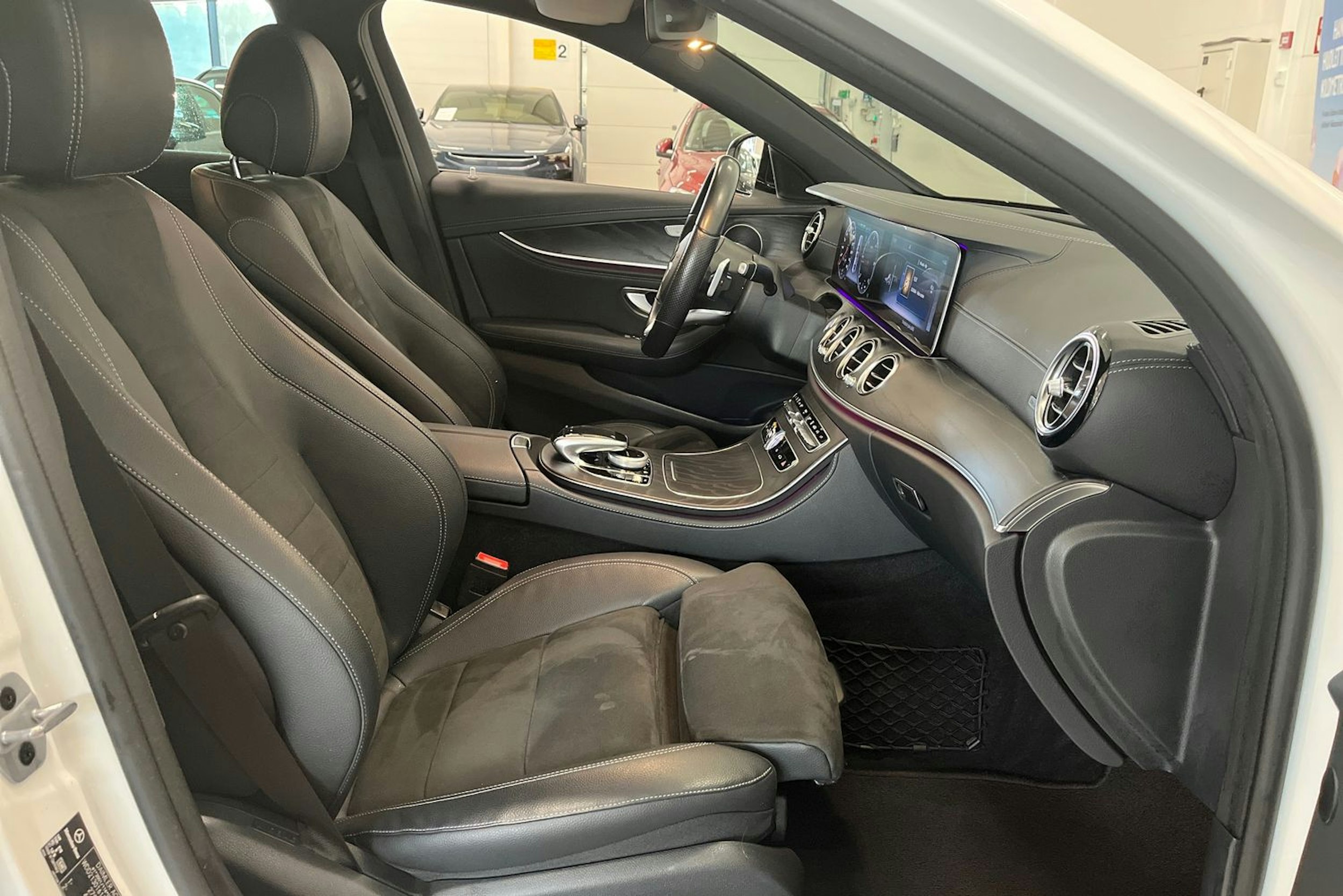 valkoinen Mercedes-Benz E 2020 kuva 16.