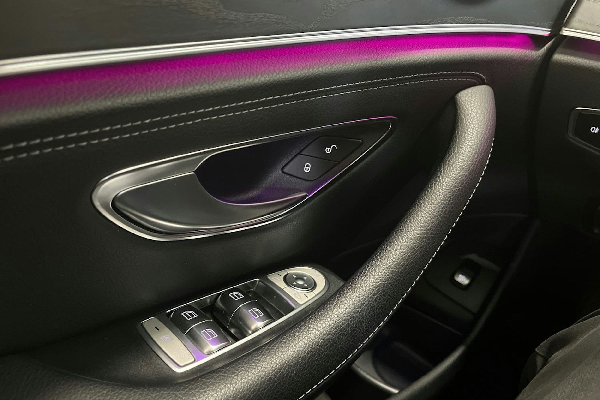 valkoinen Mercedes-Benz E 2020 kuva 36.