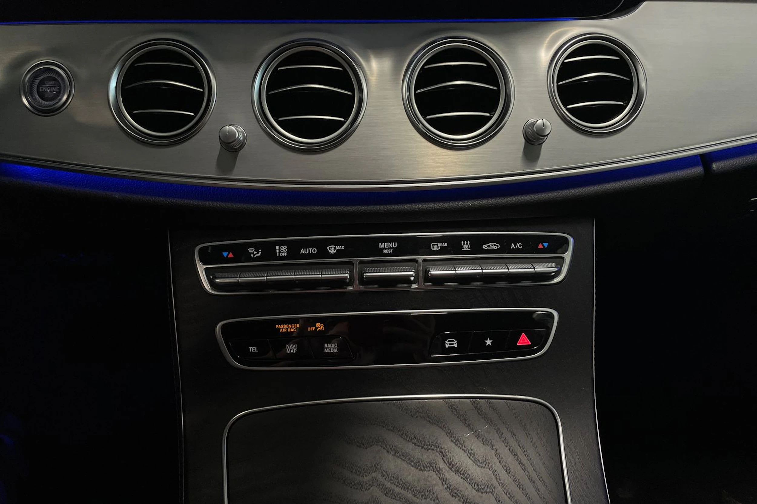 musta Mercedes-Benz E 2020 kuva 29.