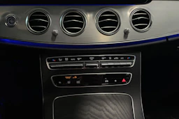 musta Mercedes-Benz E 2020 kuva 29.