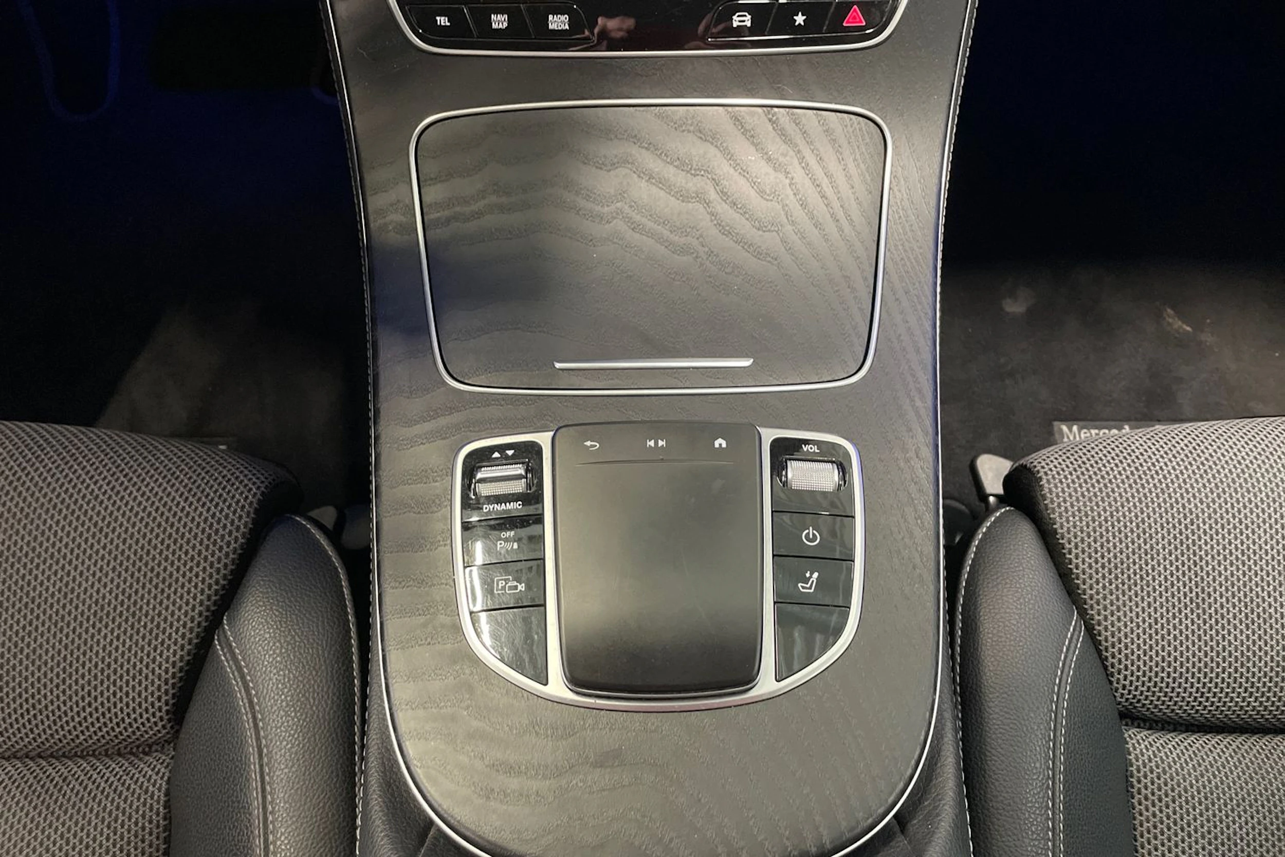 musta Mercedes-Benz E 2020 kuva 30.