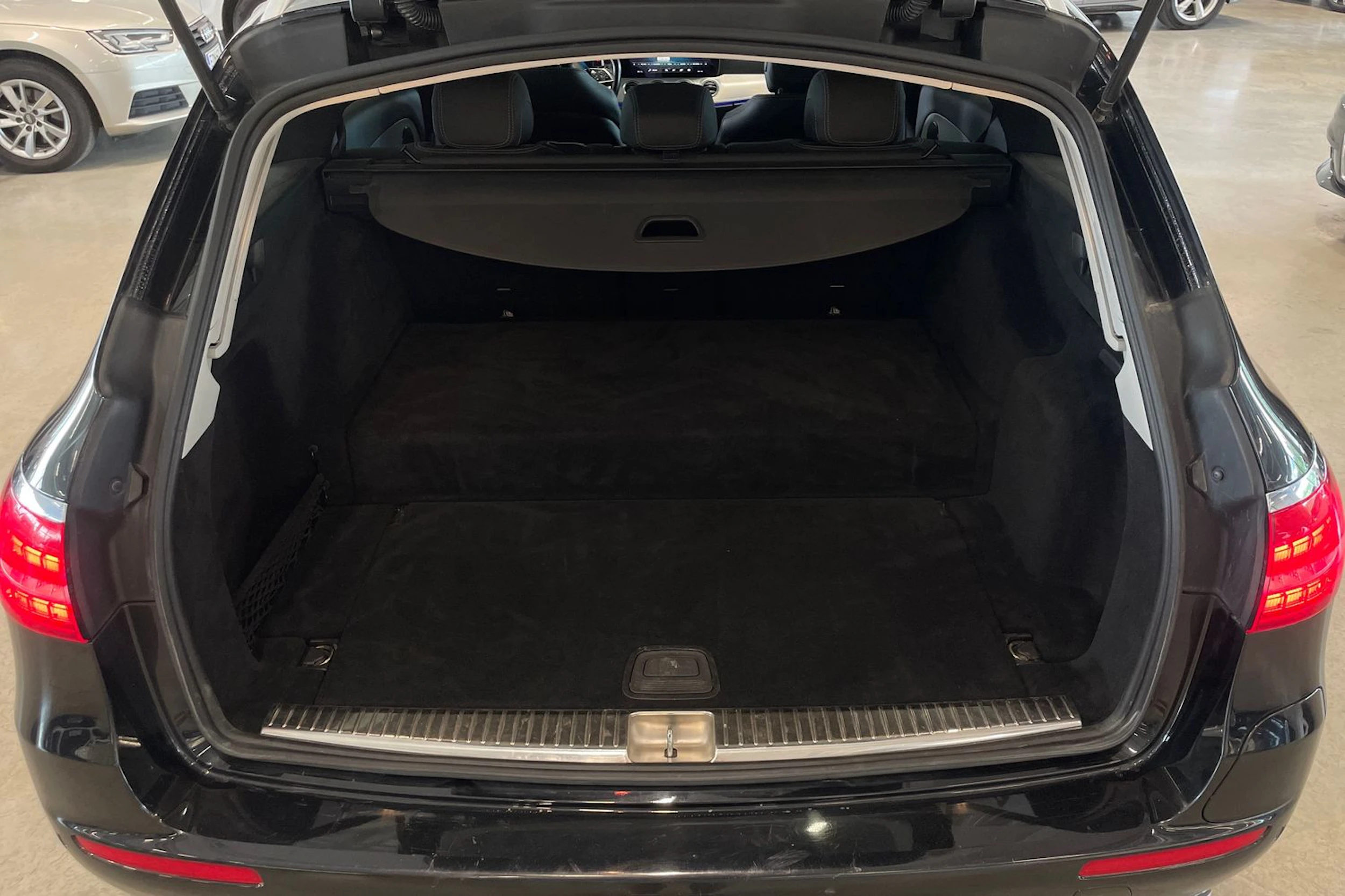 musta Mercedes-Benz E 2020 kuva 31.