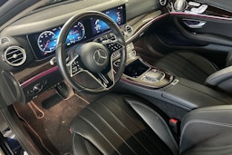Sininen Mercedes-Benz E 2021 kuva 3.