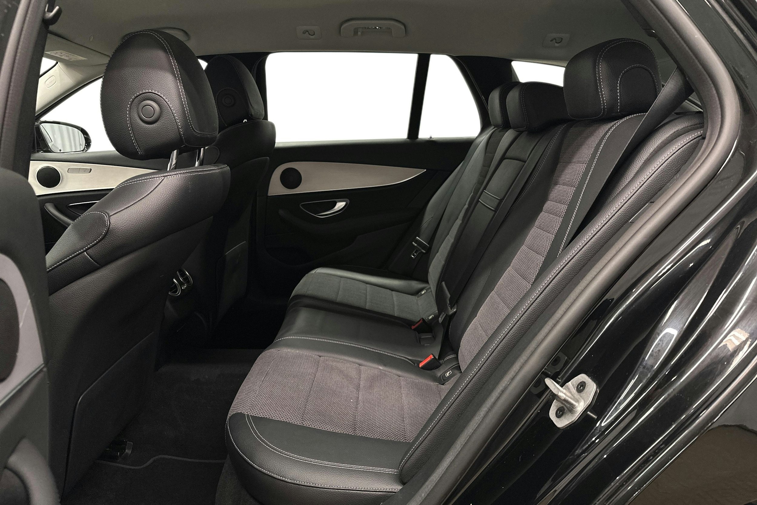 musta Mercedes-Benz E 2021 kuva 8.