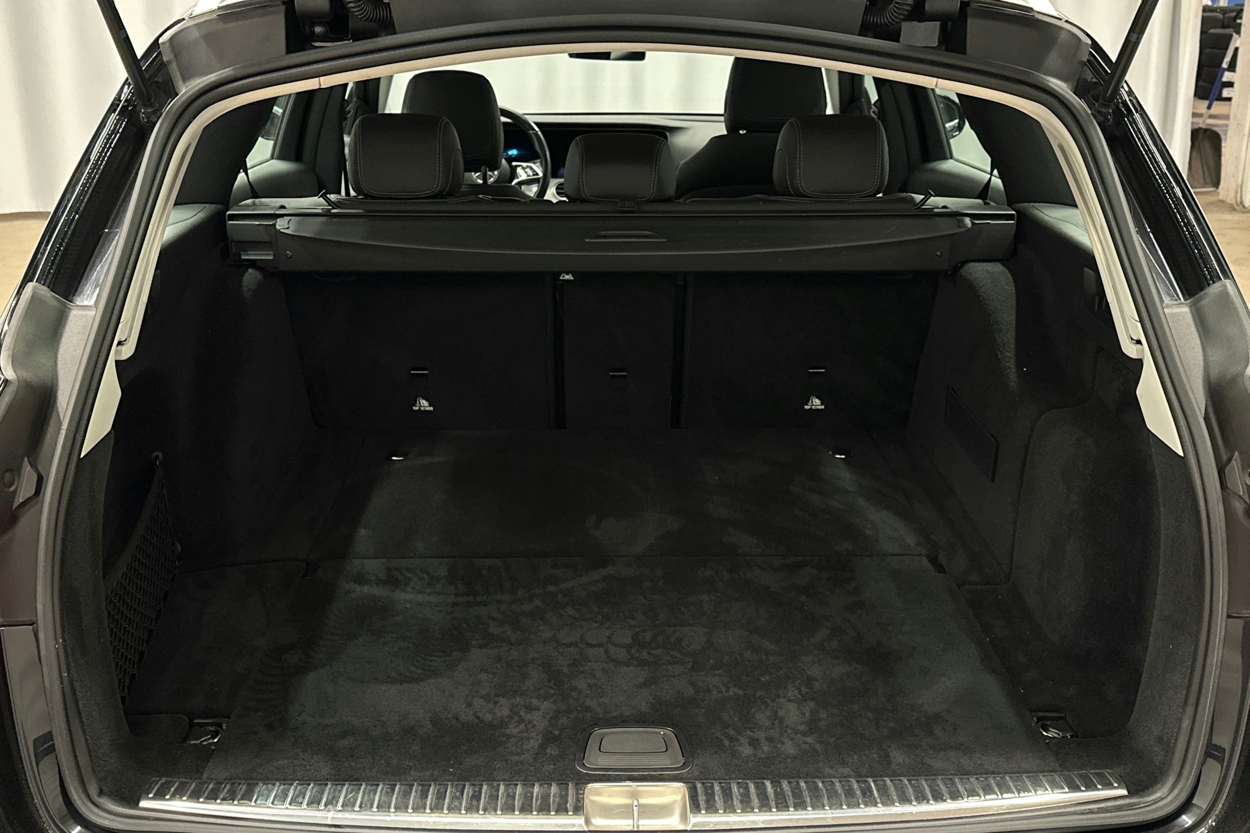 musta Mercedes-Benz E 2021 kuva 11.