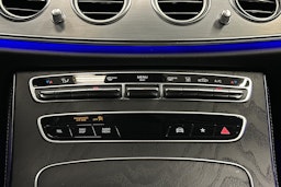 musta Mercedes-Benz E 2021 kuva 16.