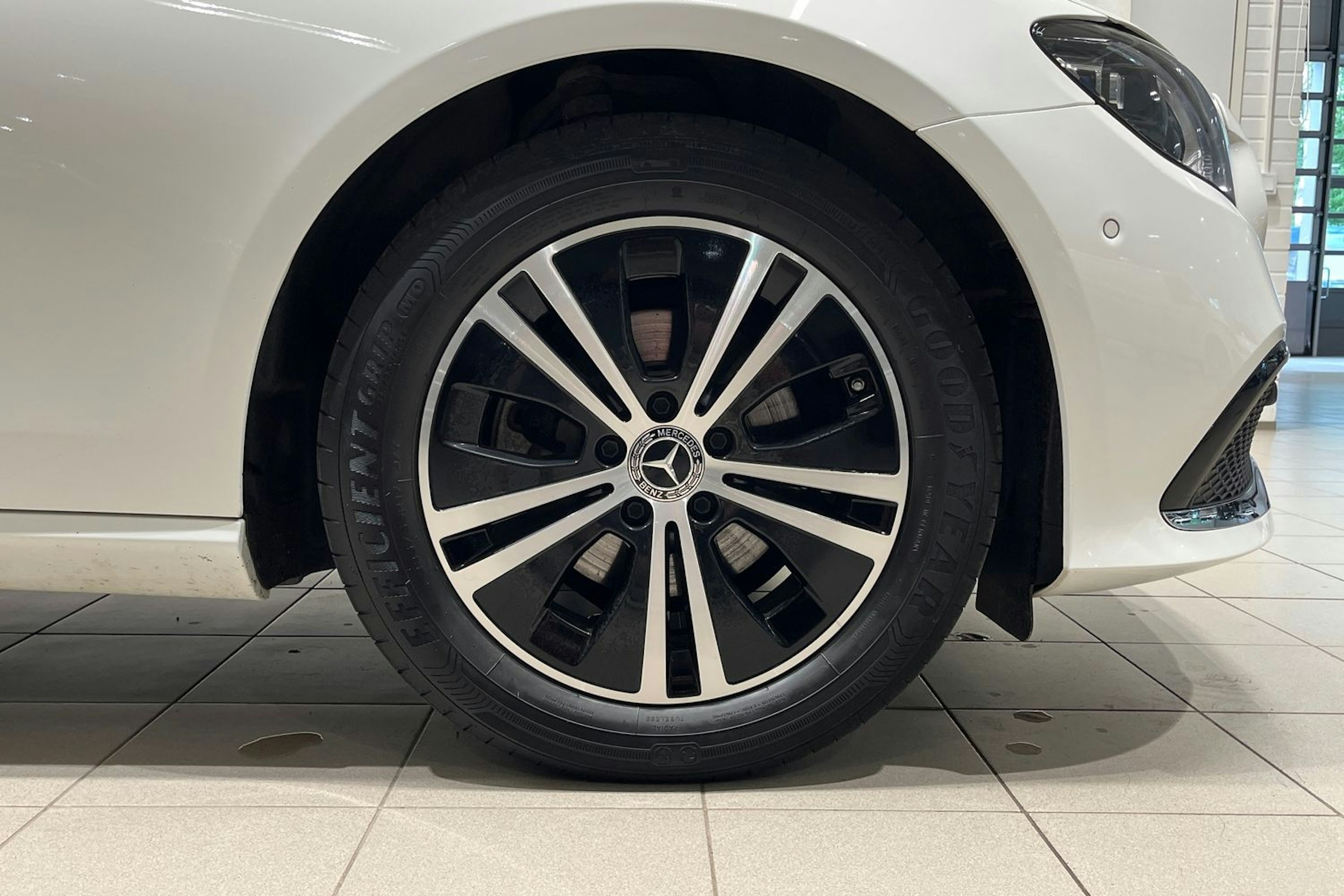 valkoinen Mercedes-Benz E 2021 kuva 13.