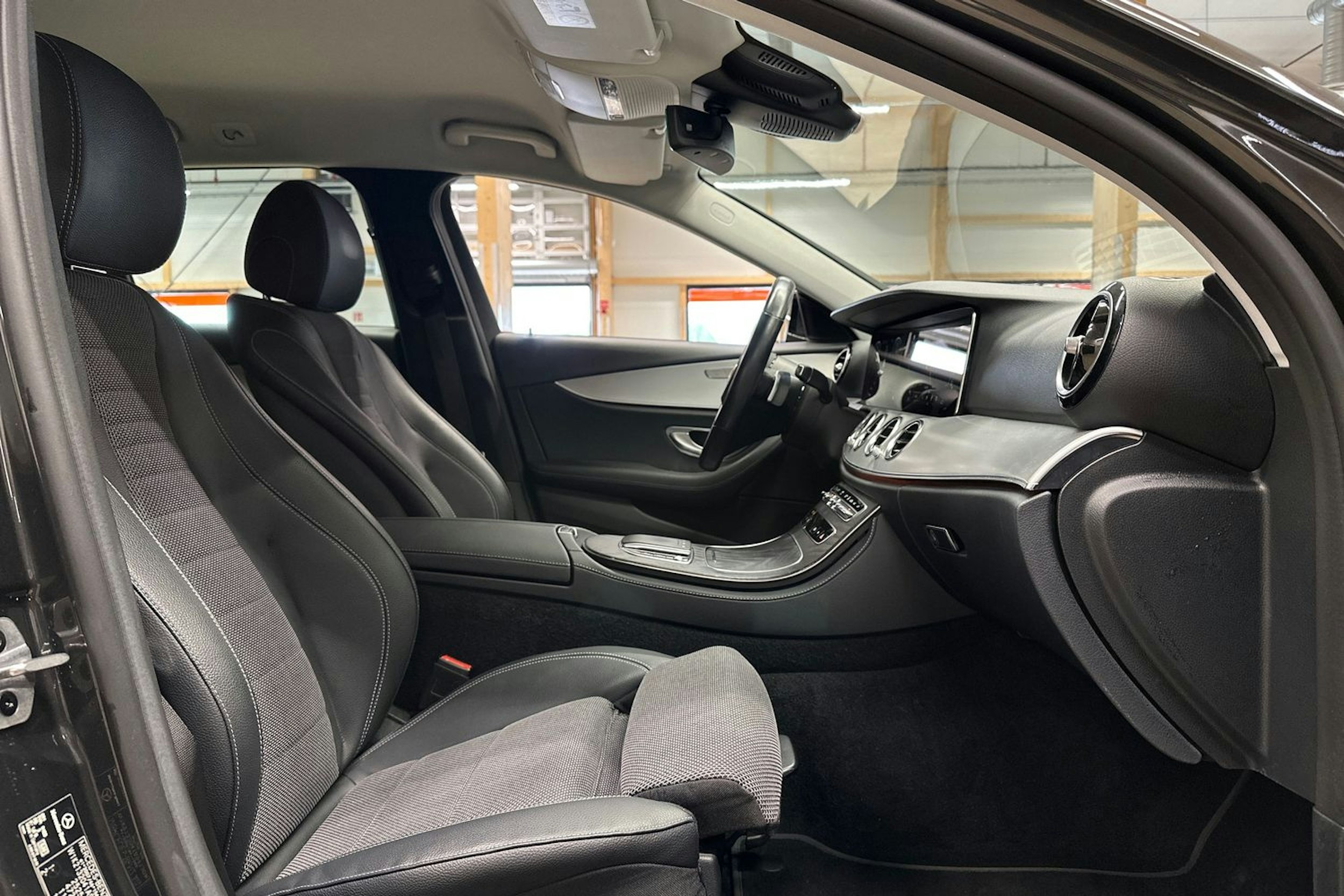 harmaa Mercedes-Benz E 2021 kuva 13.
