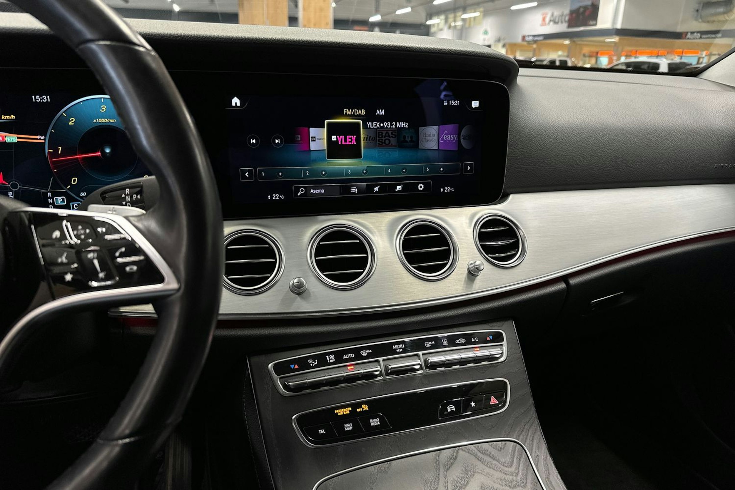 harmaa Mercedes-Benz E 2021 kuva 24.