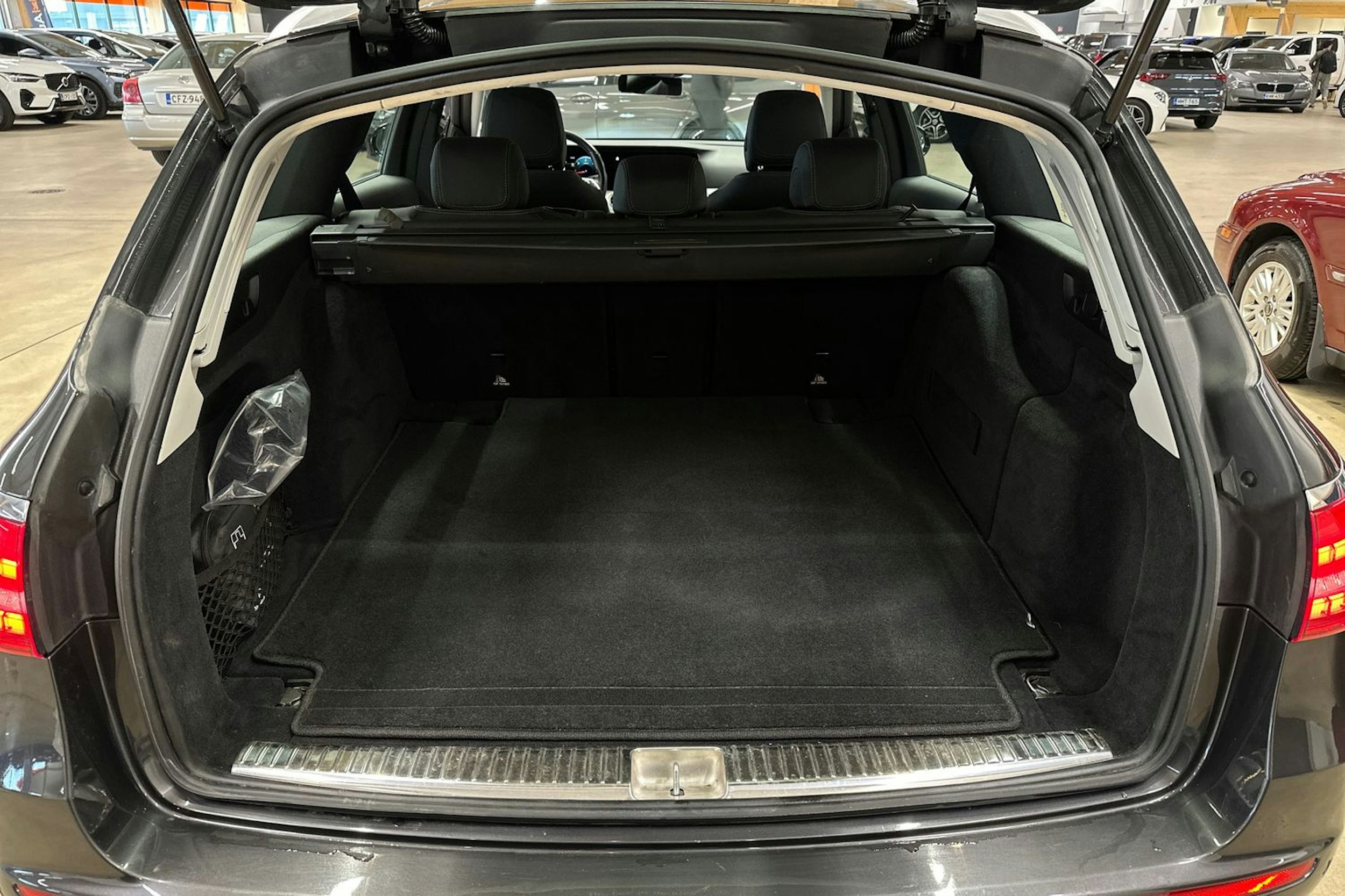 harmaa Mercedes-Benz E 2021 kuva 33.